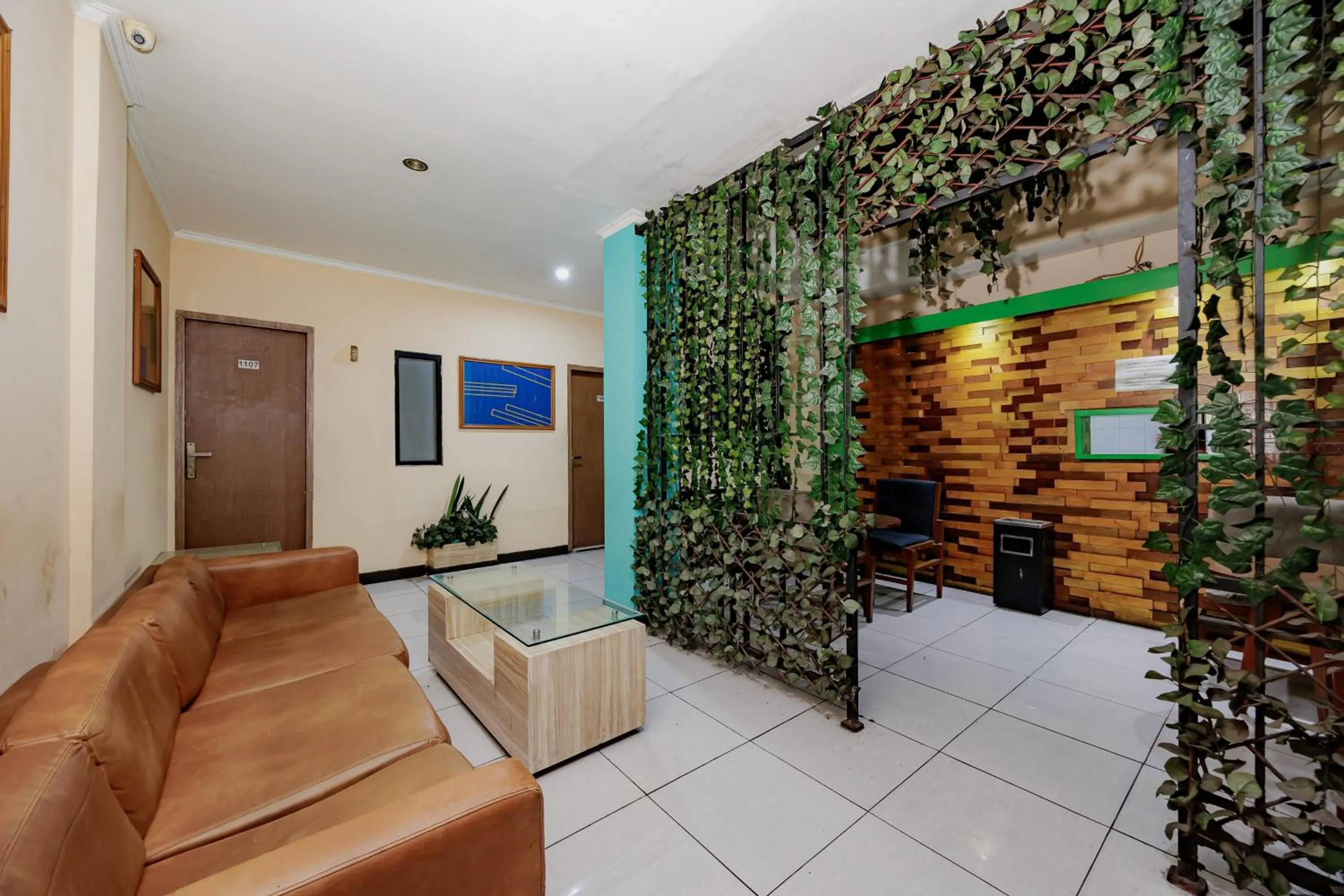 Seating area in RedDoorz near Istana Plaza 2