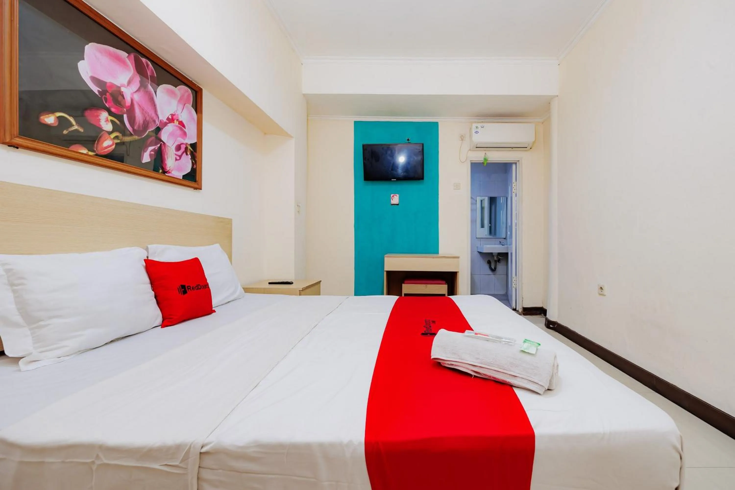 Bedroom, Bed in RedDoorz near Istana Plaza 2