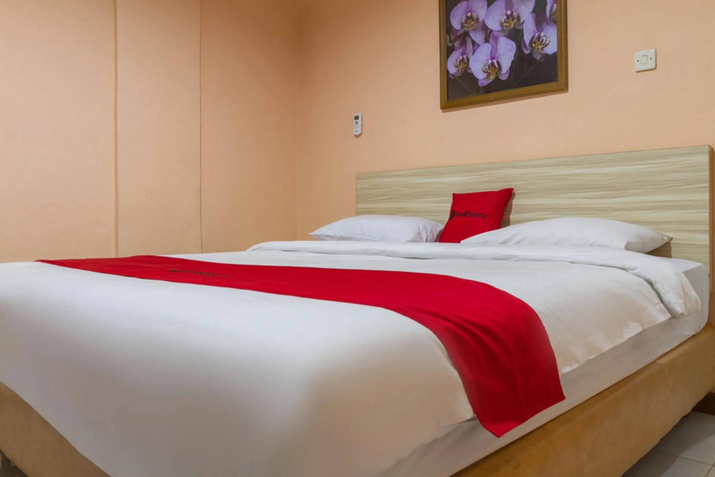 Bedroom, Bed in RedDoorz near Istana Plaza 2