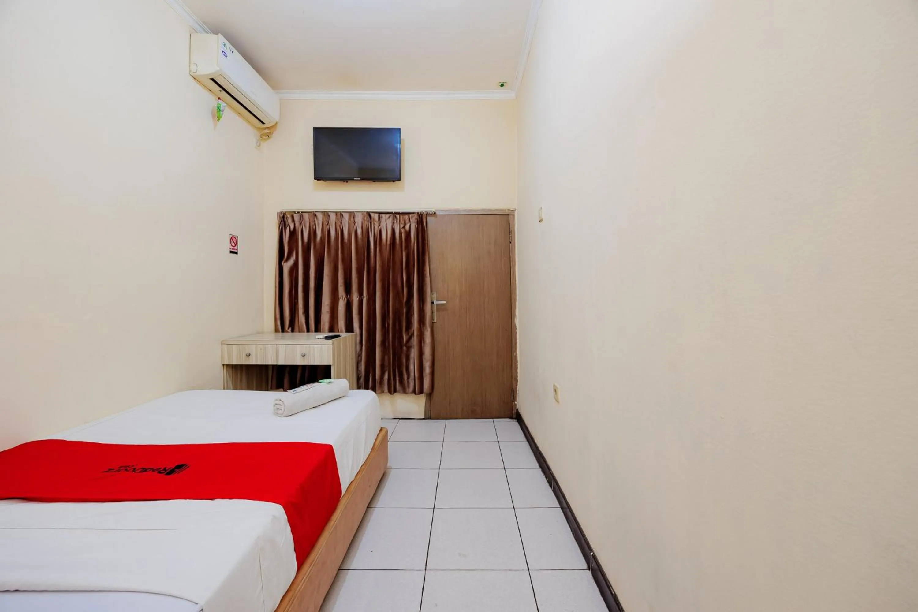 Bedroom, Bed in RedDoorz near Istana Plaza 2