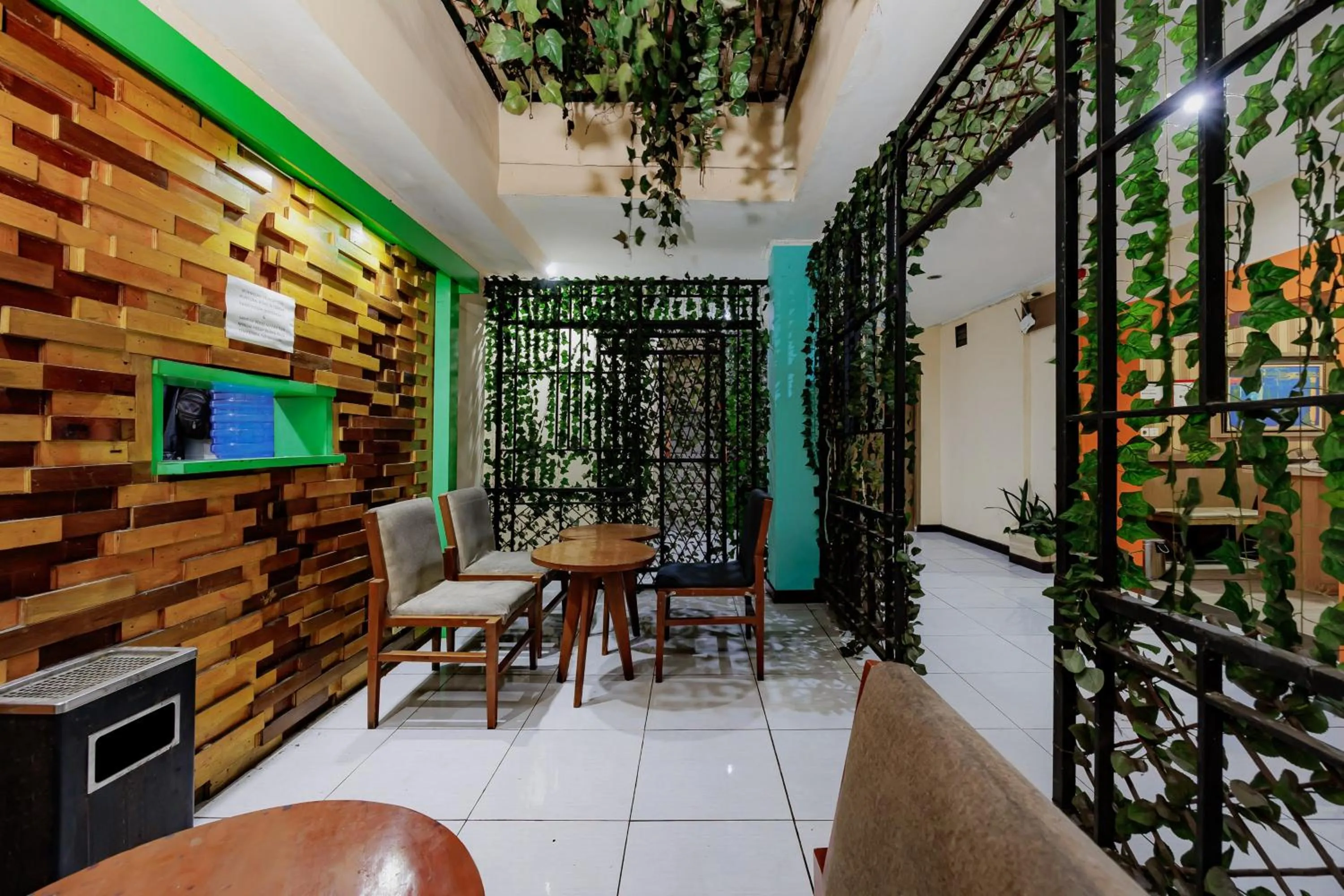 Seating area in RedDoorz near Istana Plaza 2