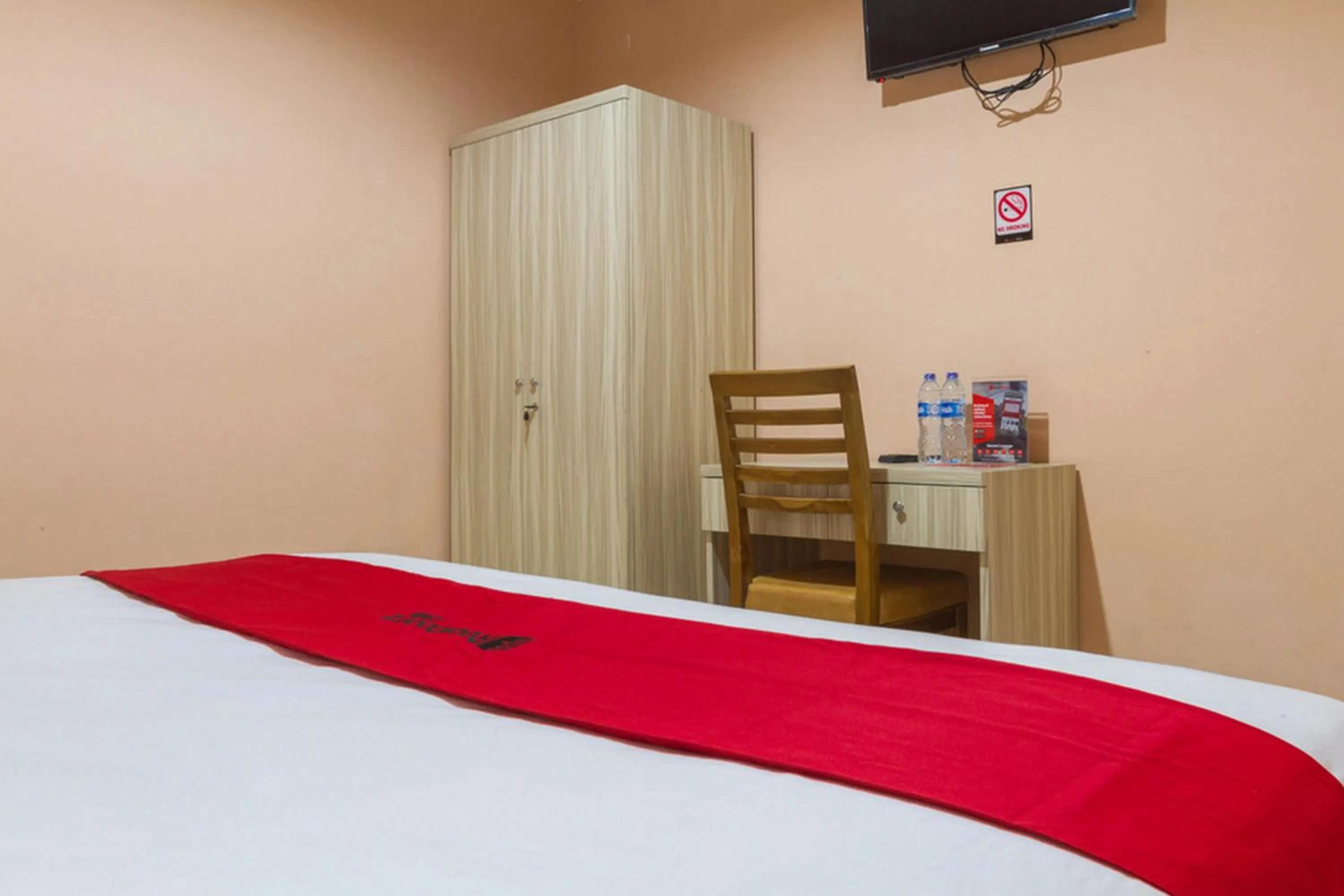 Bed in RedDoorz near Istana Plaza 2