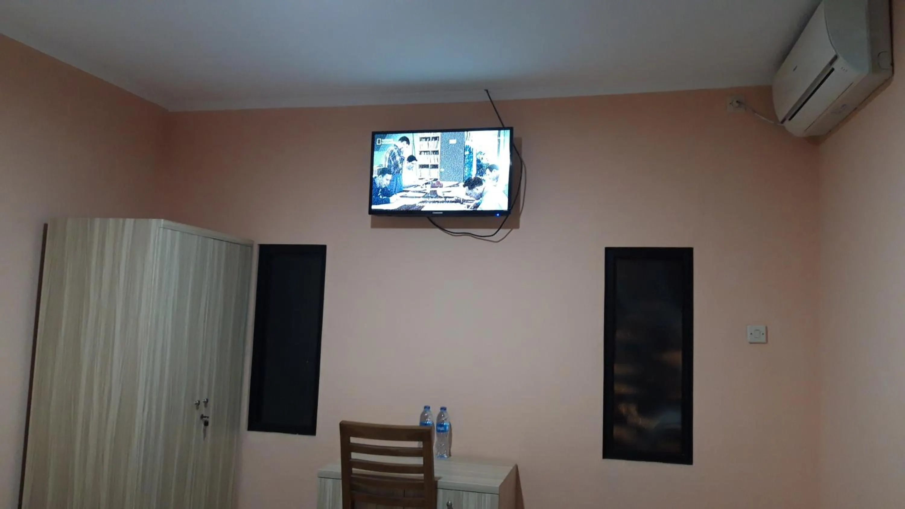 TV and multimedia in RedDoorz near Istana Plaza 2