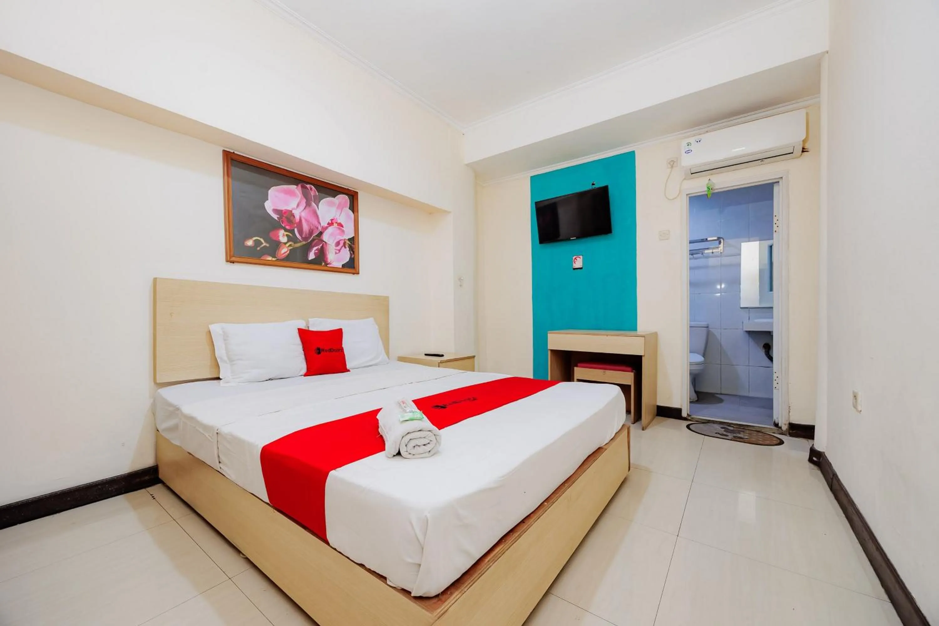 Bedroom, Bed in RedDoorz near Istana Plaza 2