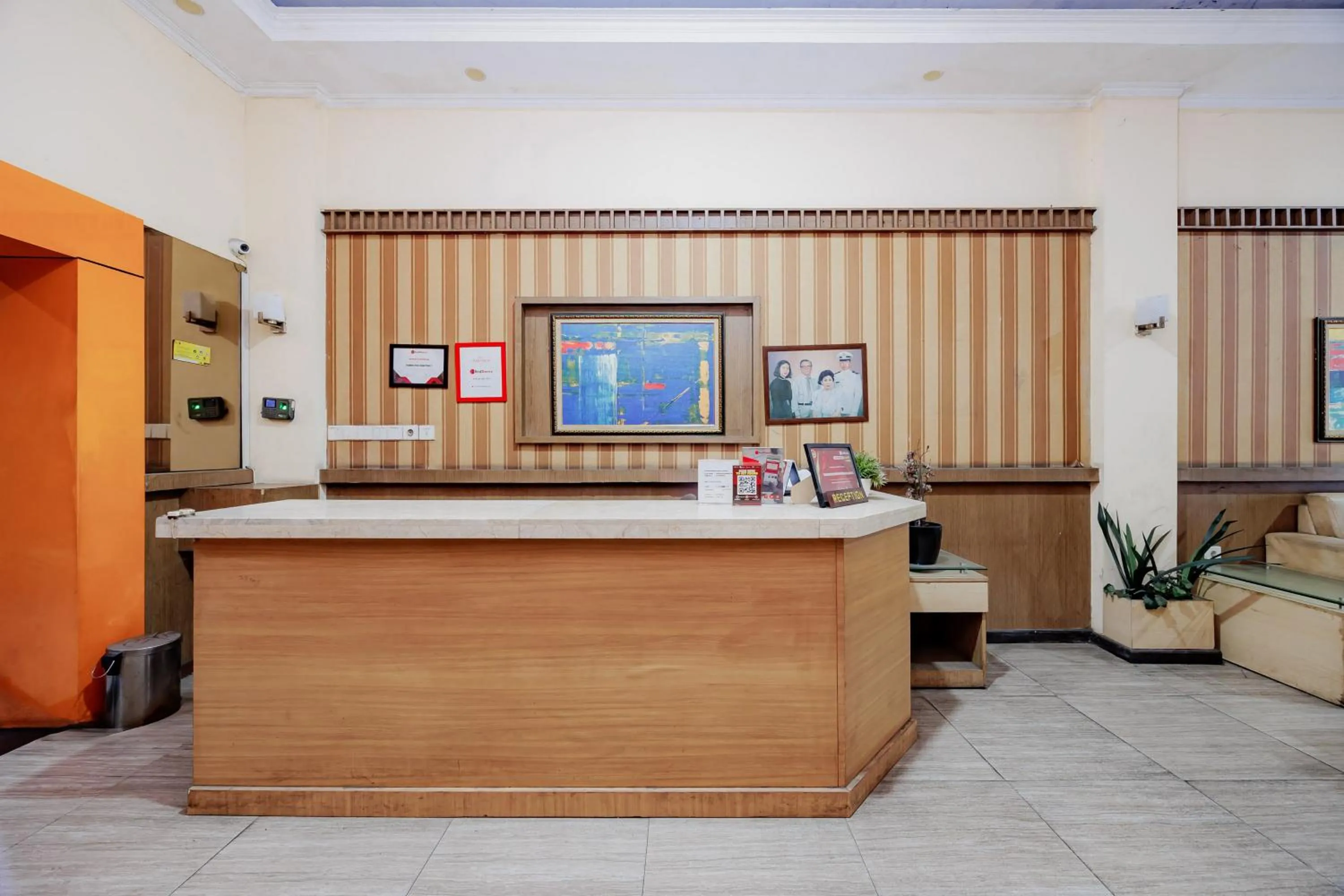 Lobby or reception in RedDoorz near Istana Plaza 2
