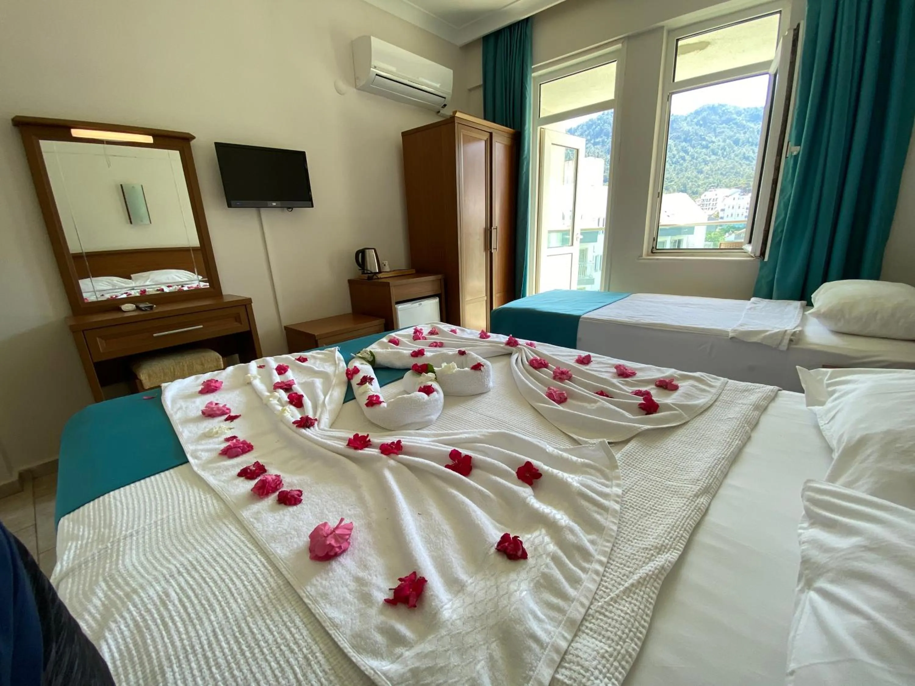 Photo of the whole room, Bed in B&B Yuzbasi Beach