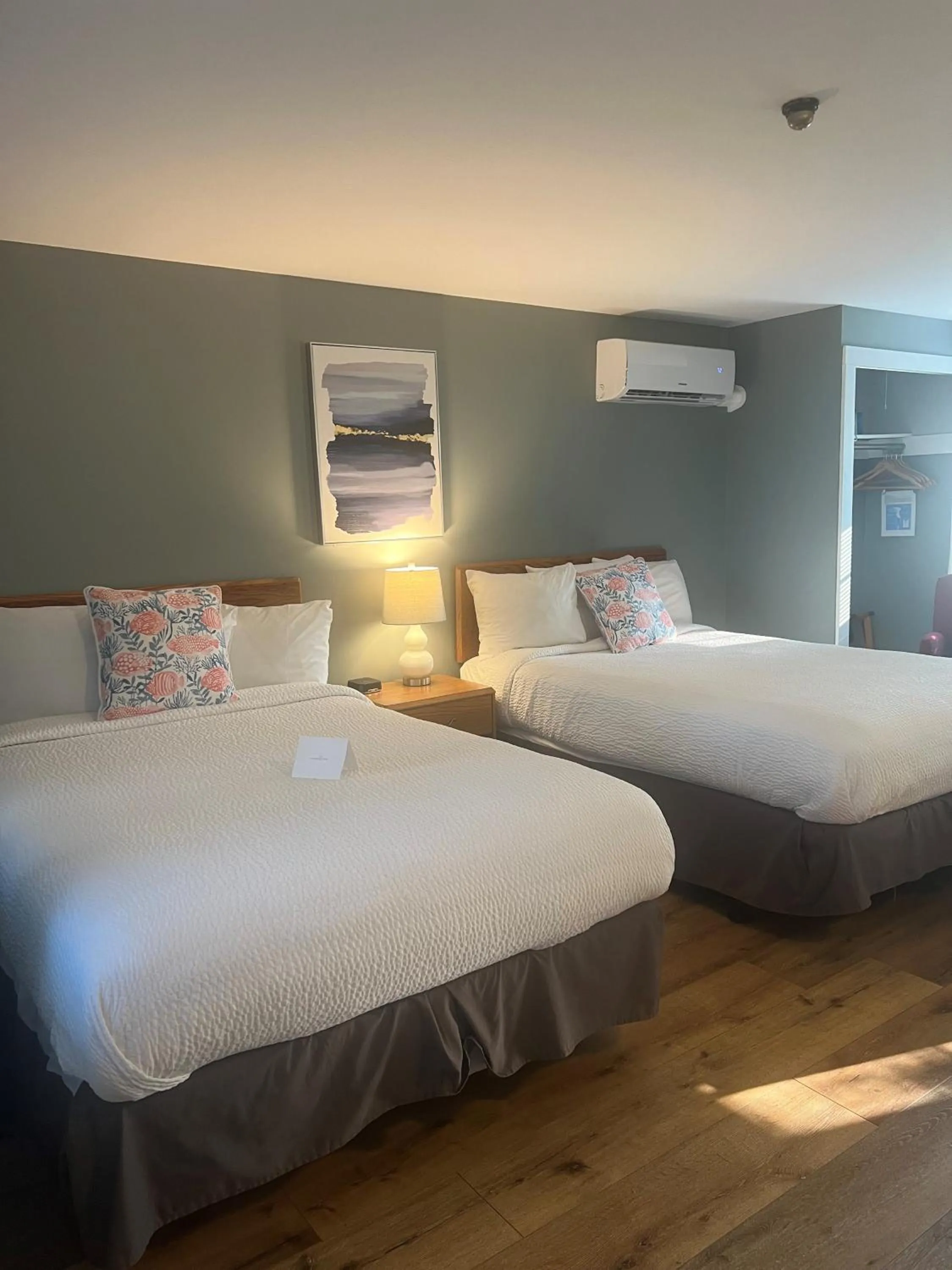 Bedroom in Hyannis Inn