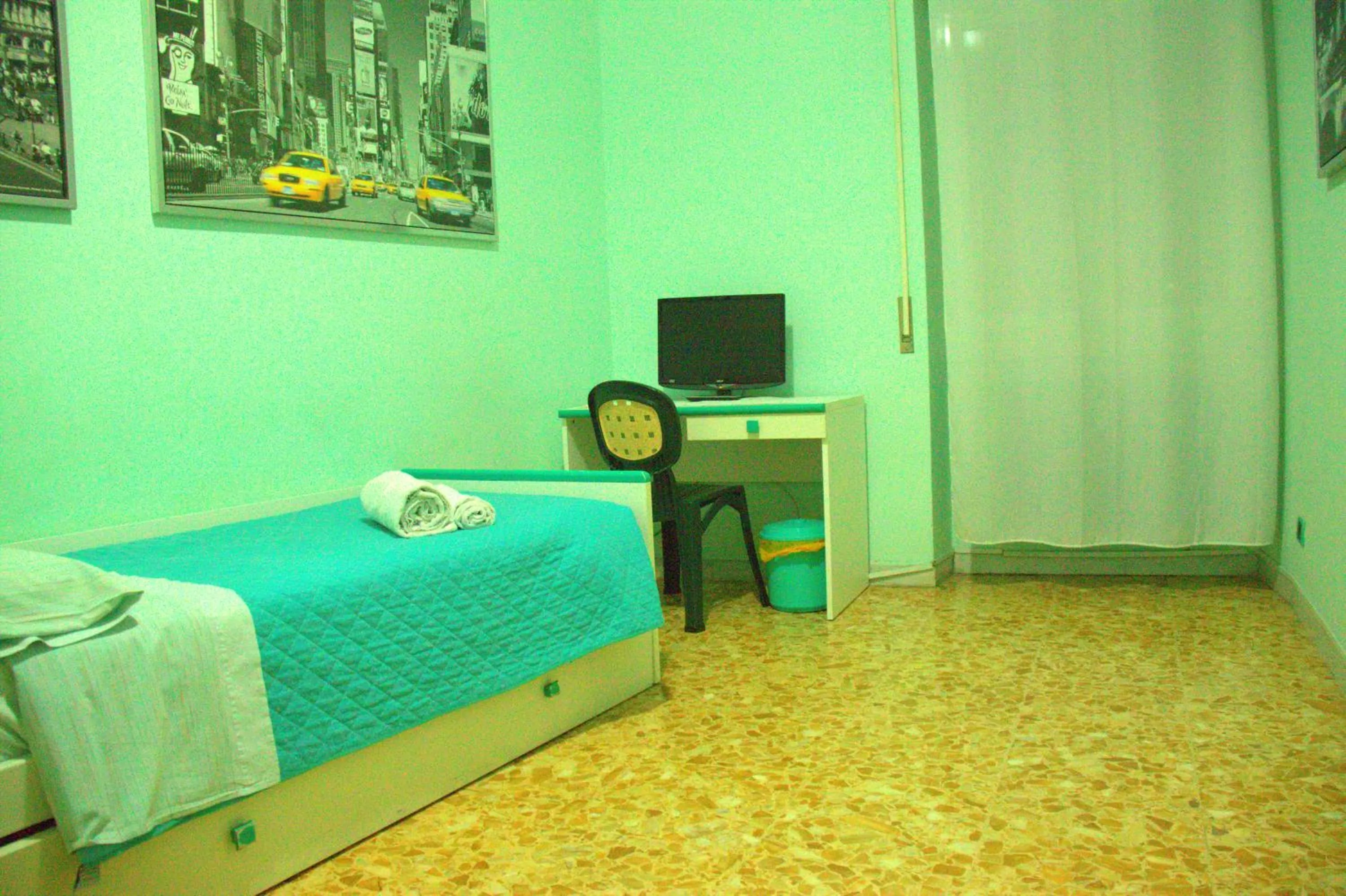 Photo of the whole room, Bed in Hello Roma B&B