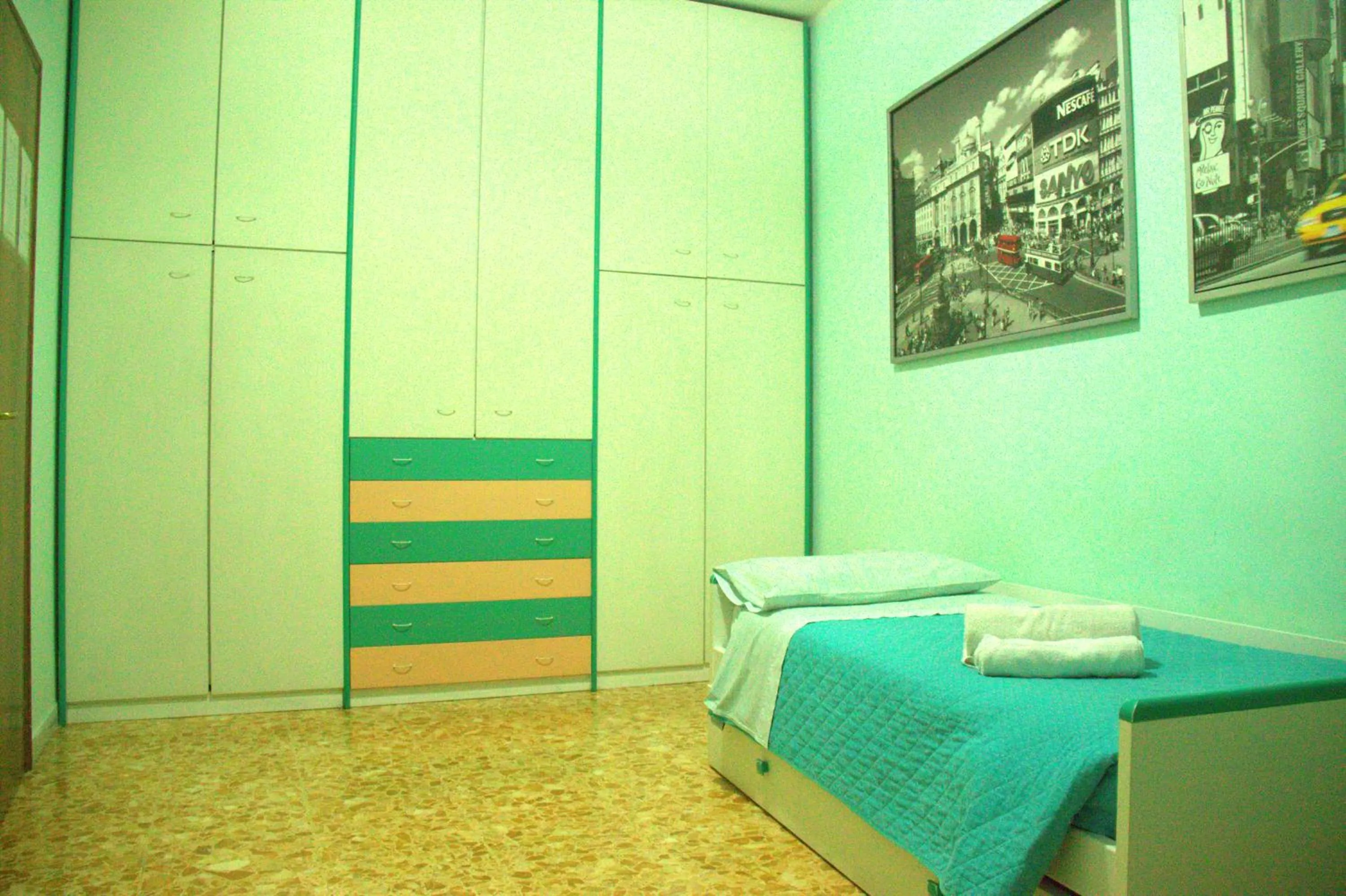 Photo of the whole room, Bed in Hello Roma B&B