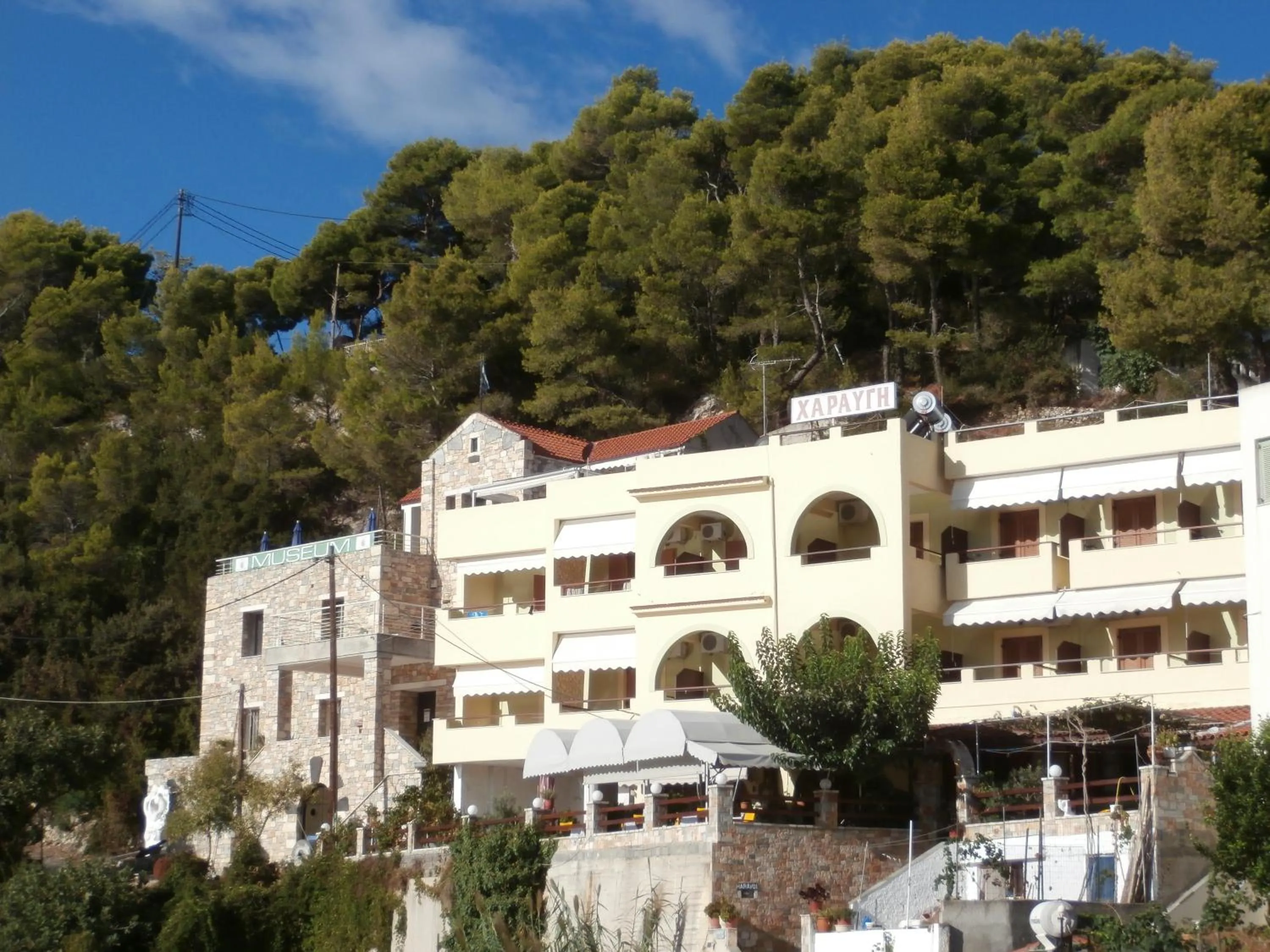 Facade/entrance in Haravgi Hotel