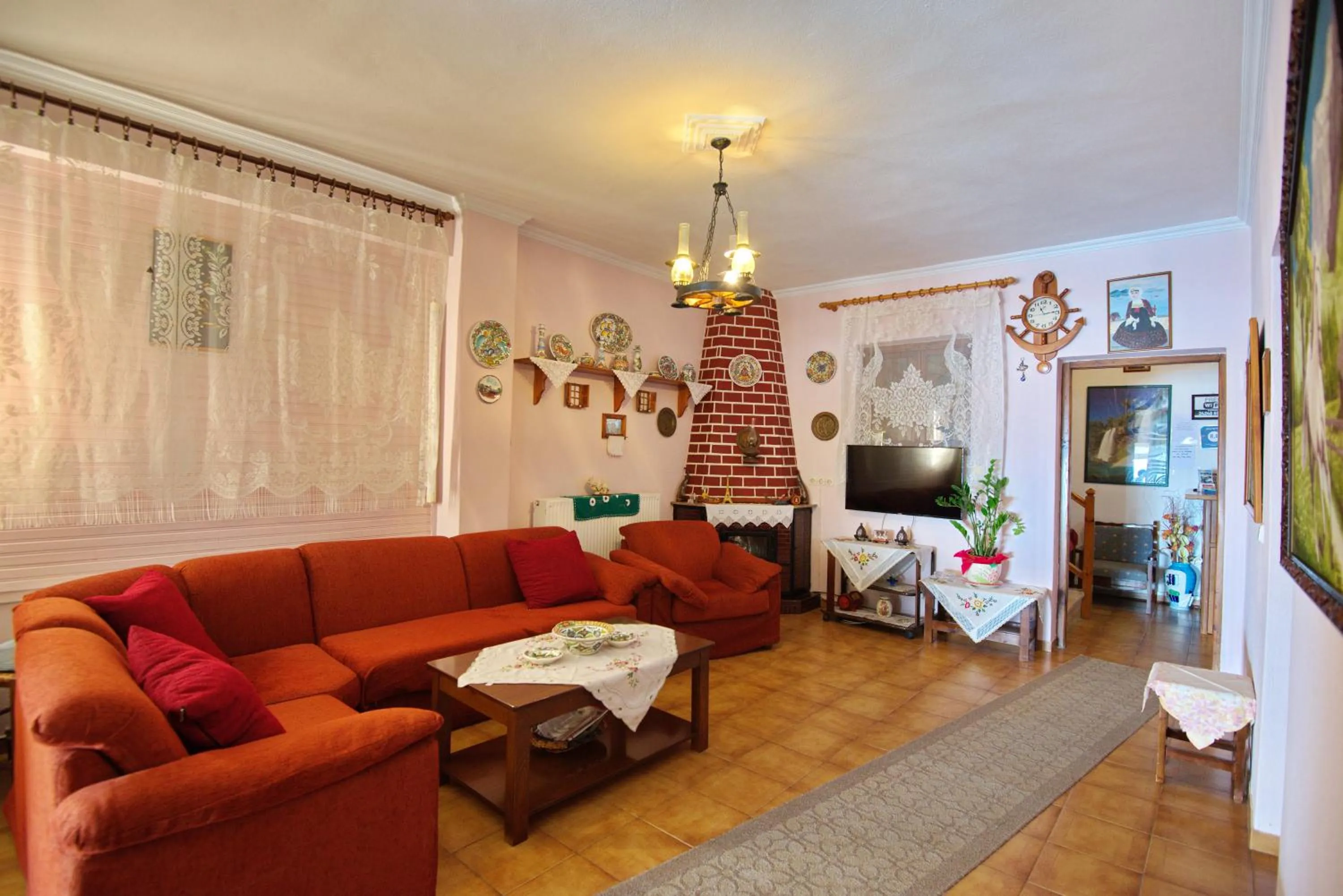 Communal lounge/ TV room in Haravgi Hotel