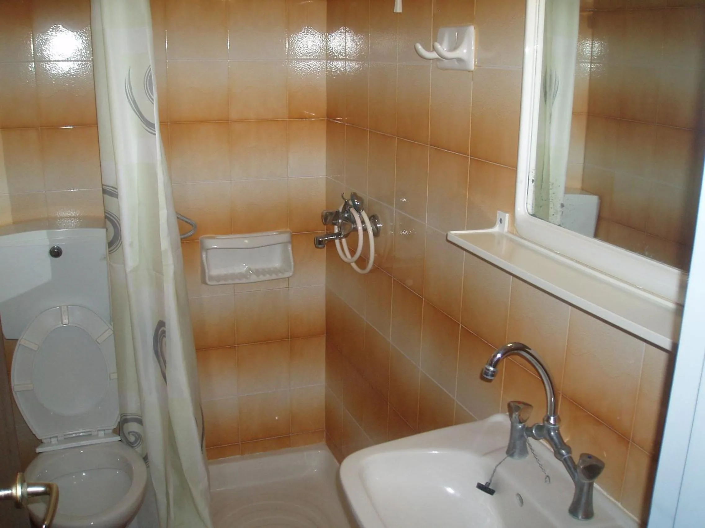 Toilet in Haravgi Hotel