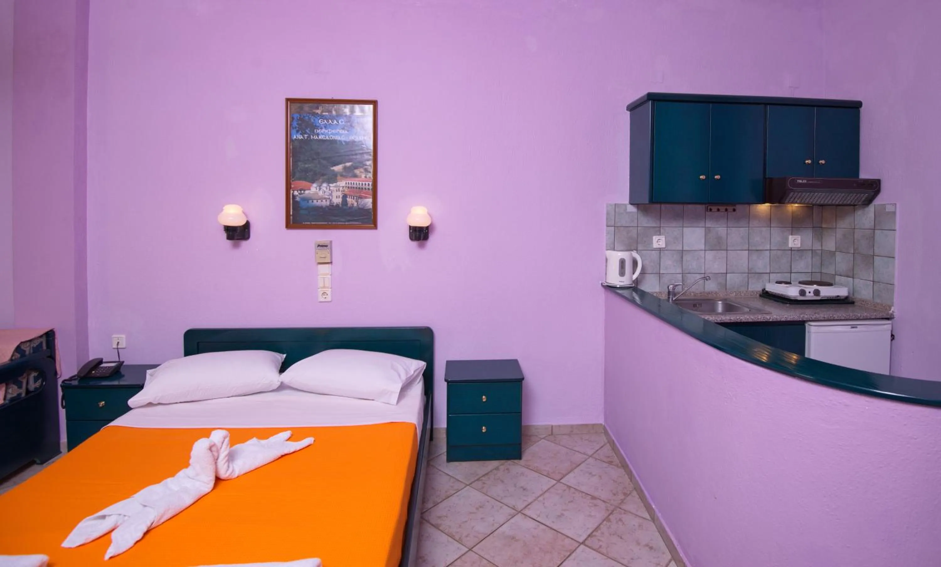 Kitchen or kitchenette, Bed in Haravgi Hotel