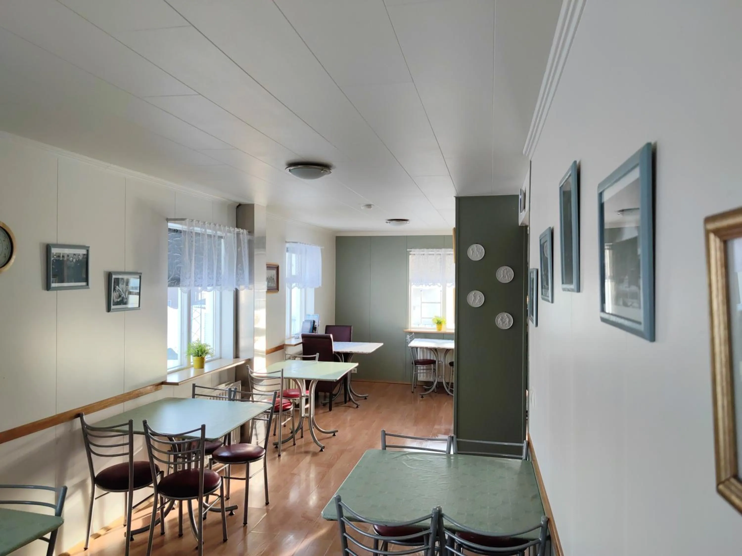 Communal kitchen in 550 Guesthouse