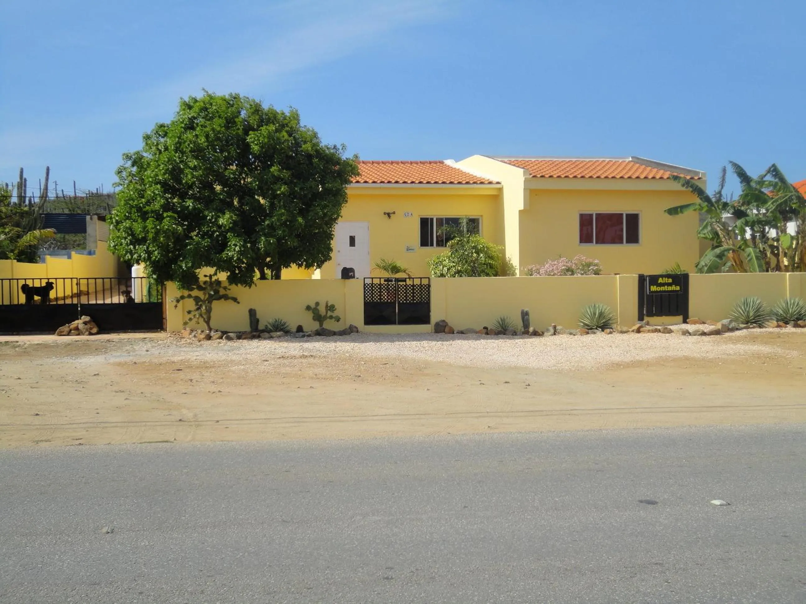 Facade/entrance in Alta Montaña