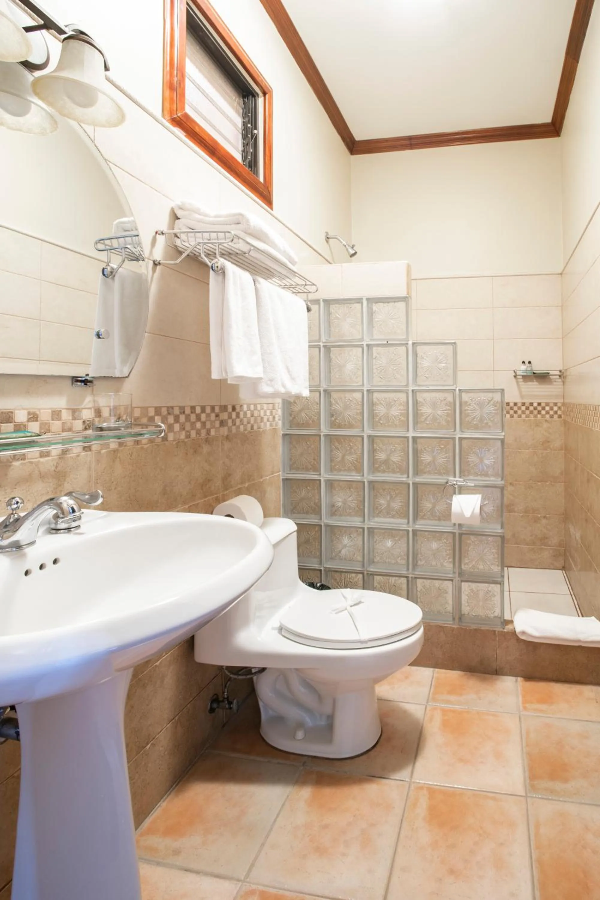 Bathroom in Hotel Casa Roland San Jose