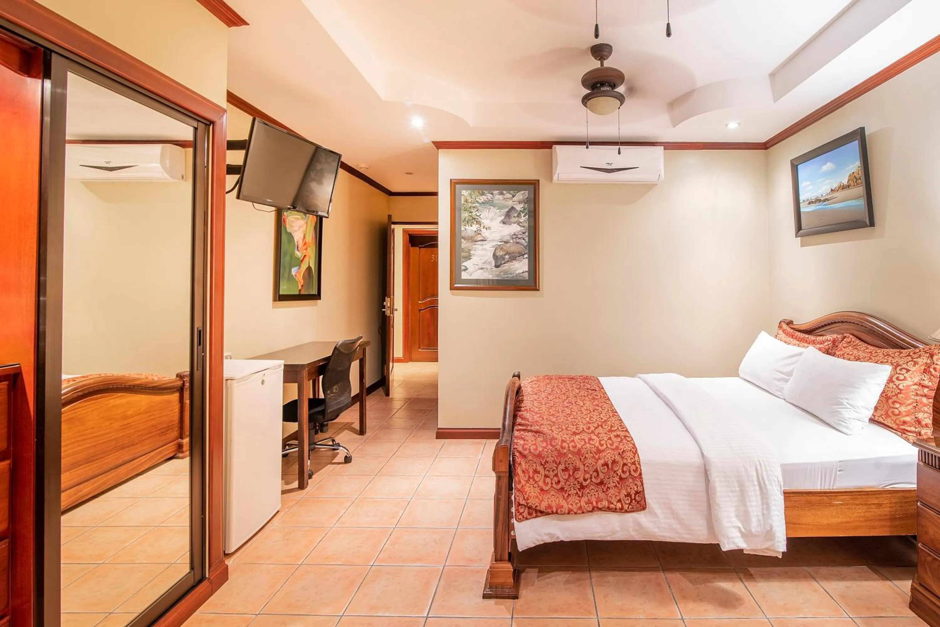 Bed in Hotel Casa Roland San Jose