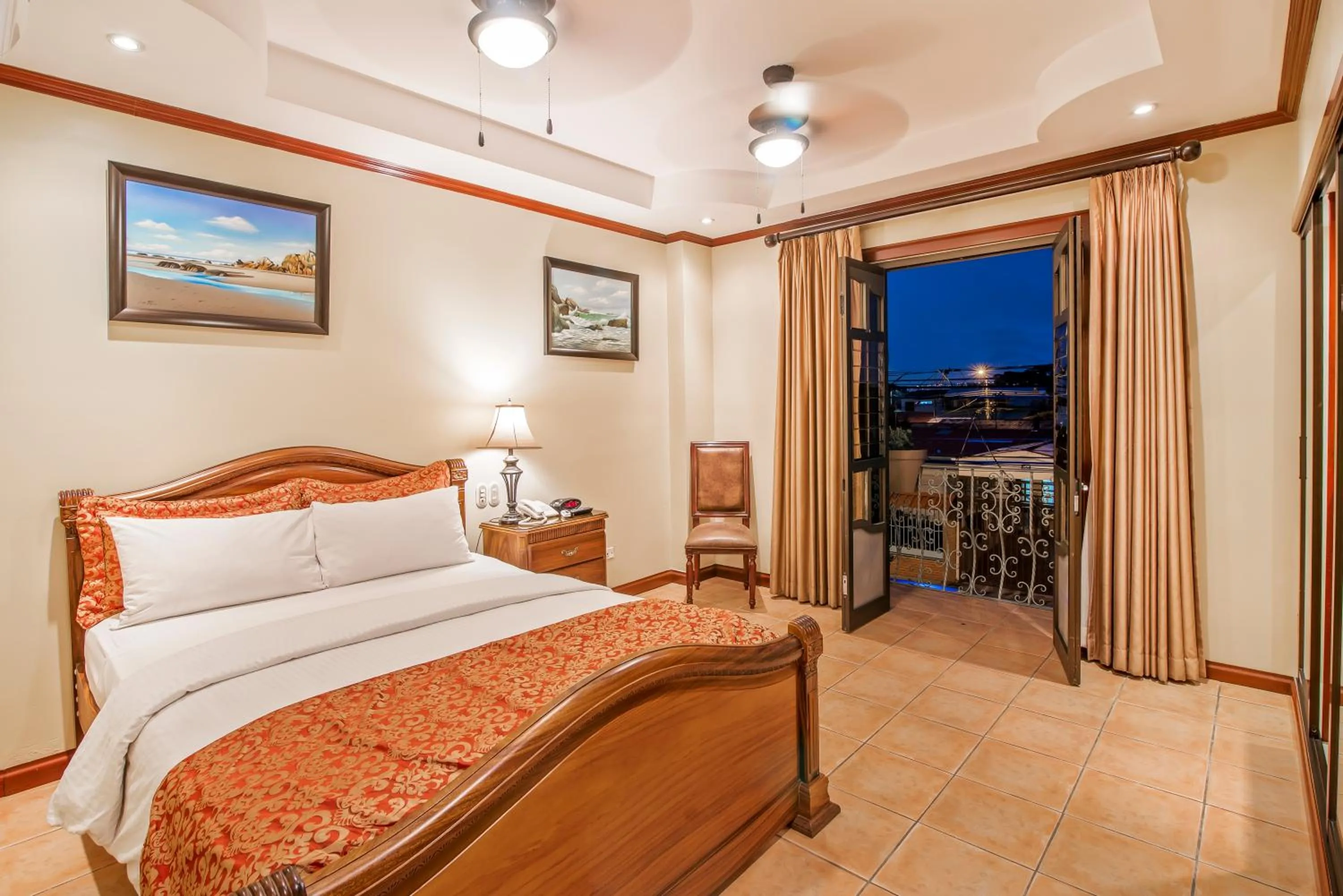 Bed in Hotel Casa Roland San Jose