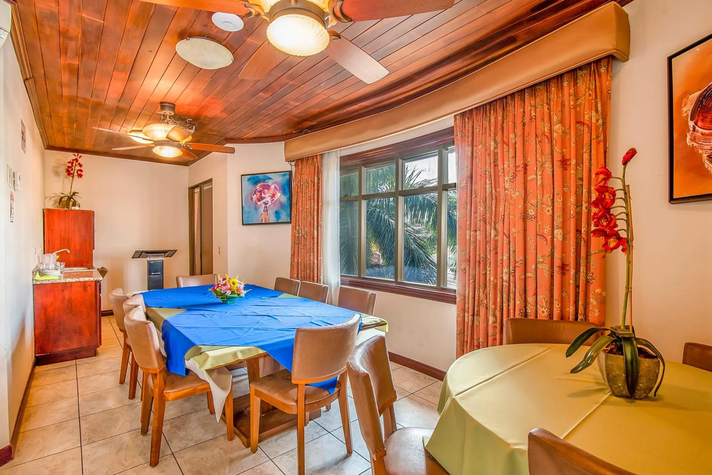 Lounge or bar in Hotel Casa Roland San Jose