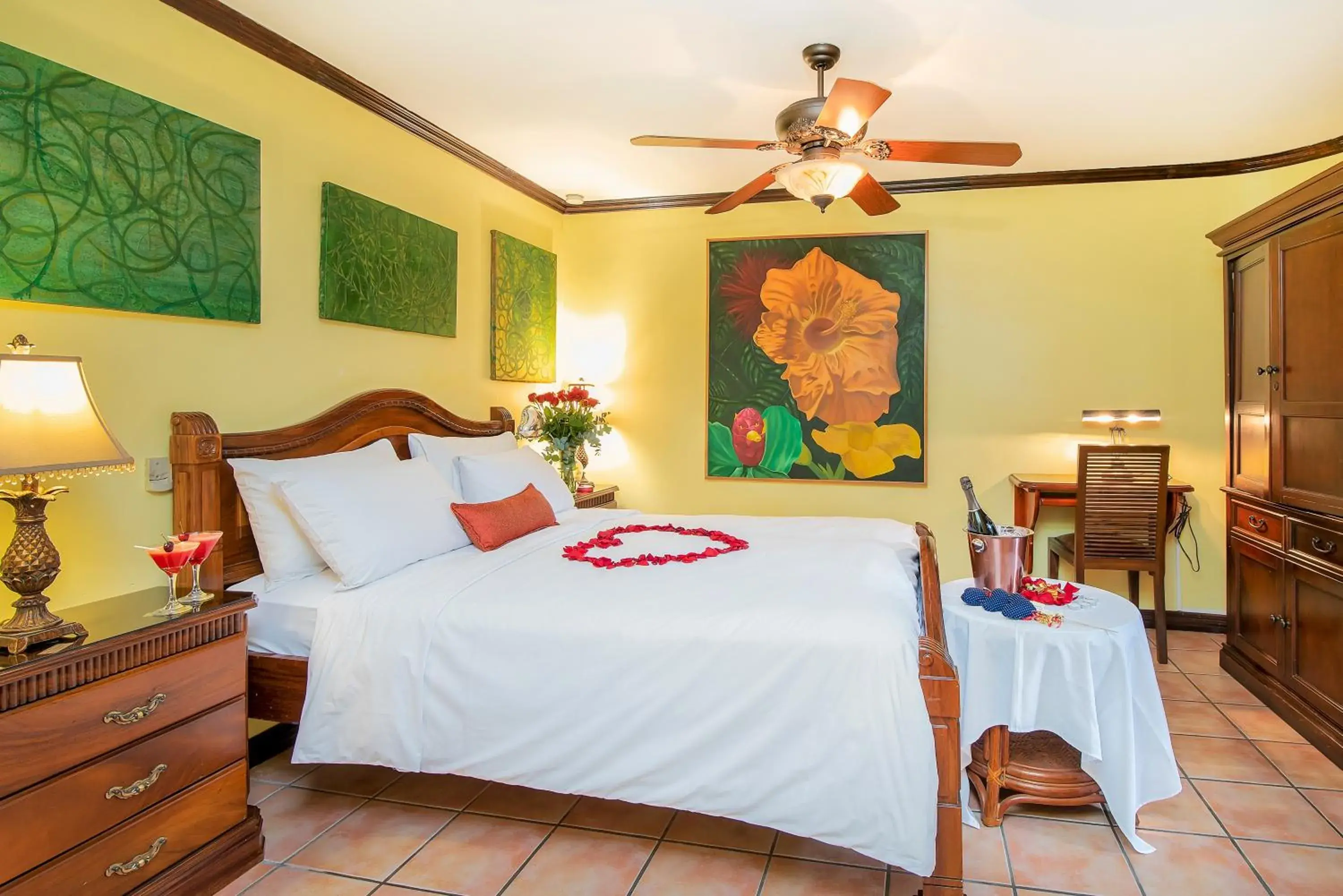 Deluxe Queen Room in Hotel Casa Roland San Jose Deluxe Queen Room in Hotel Casa Roland San Jose