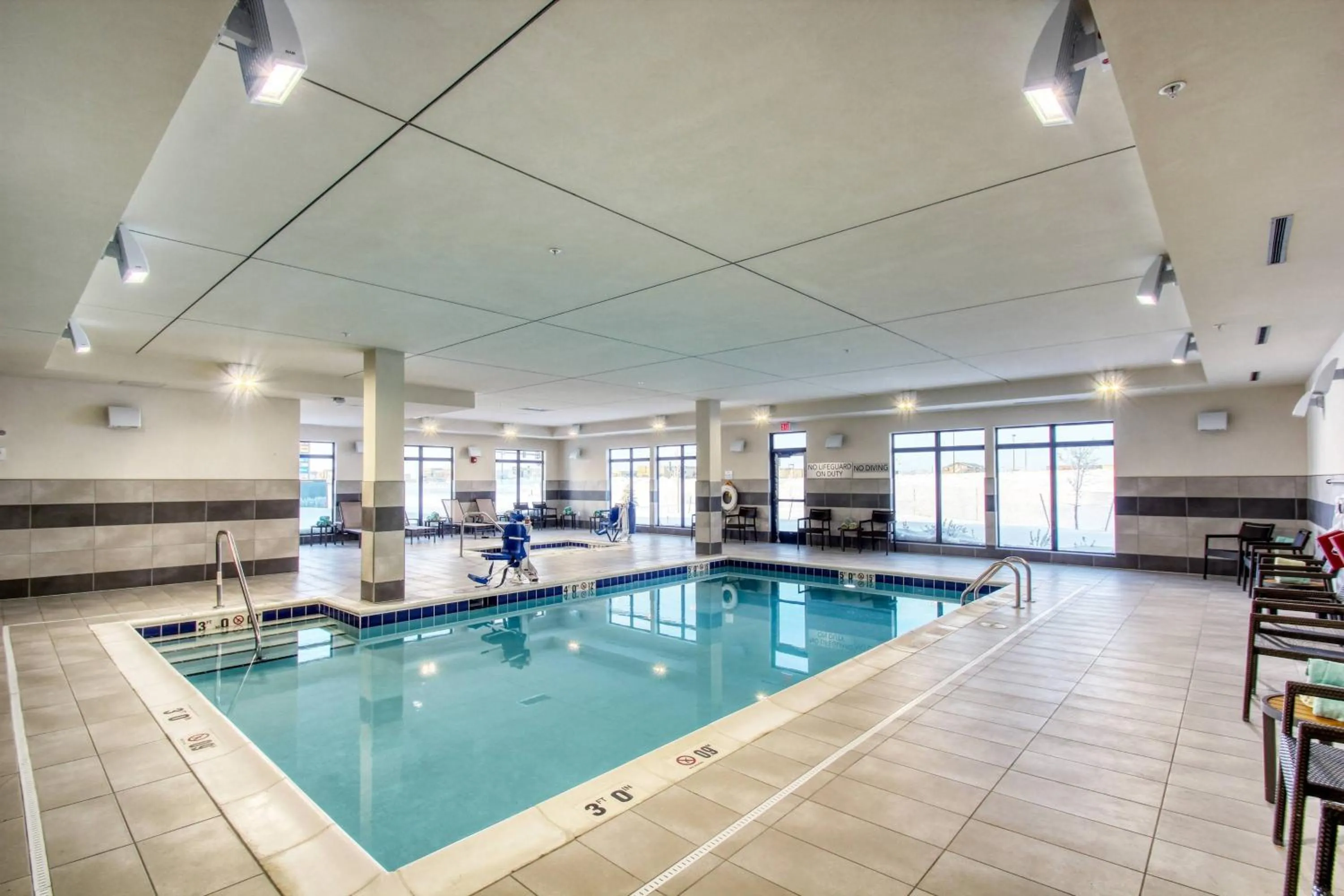 Swimming pool in Courtyard by Marriott Fargo