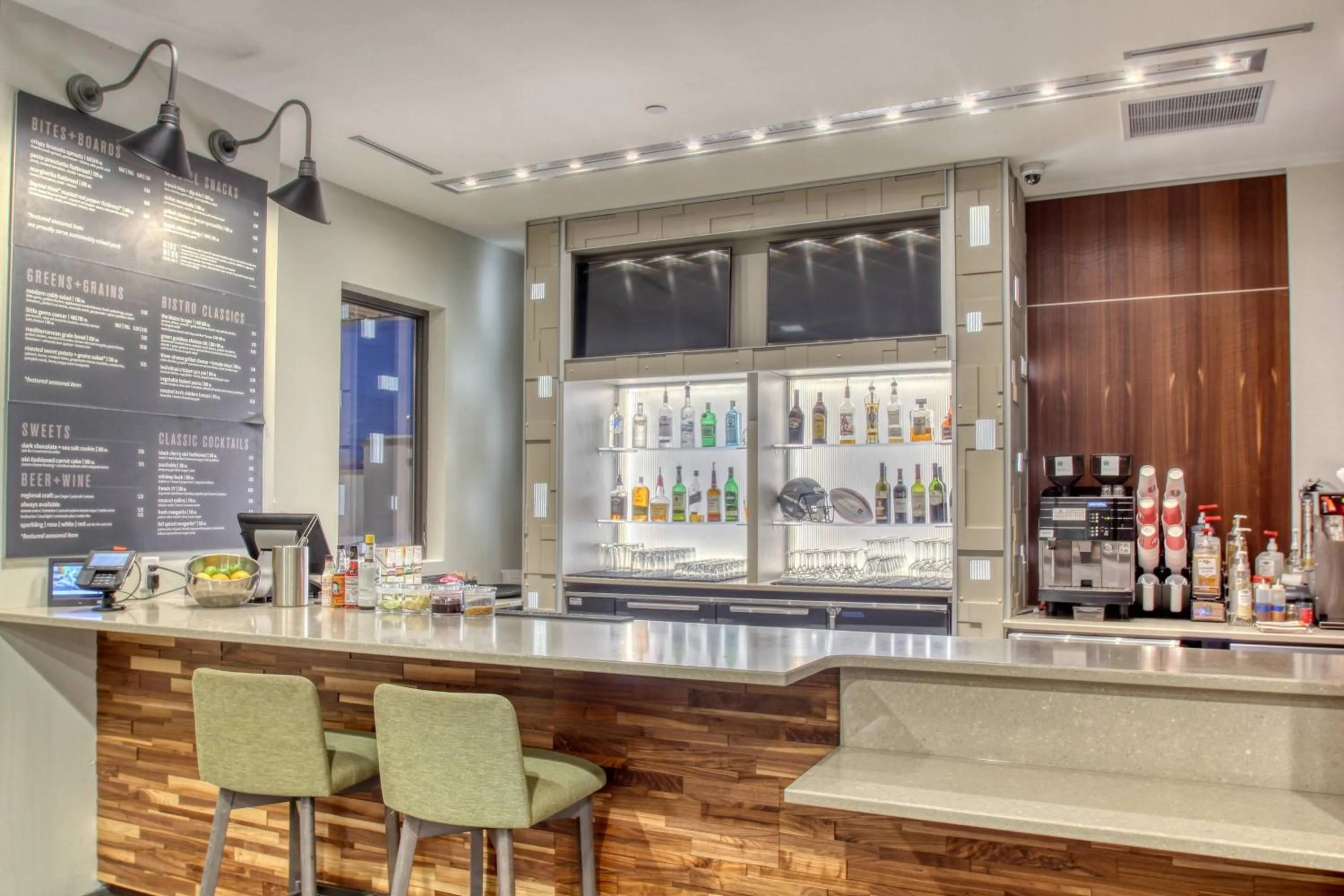 Lounge or bar in Courtyard by Marriott Fargo