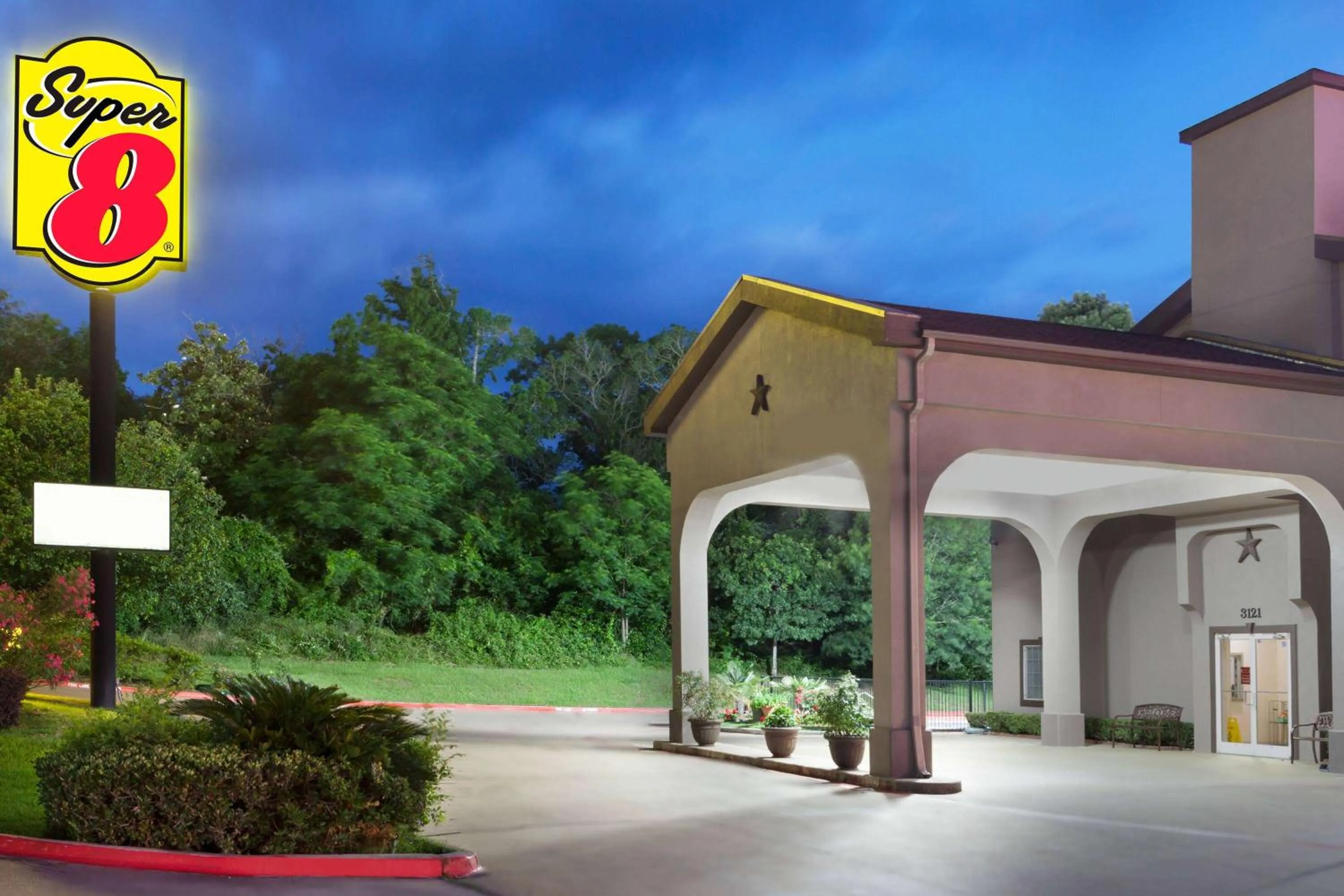 Property building in Hotel Piney Woods