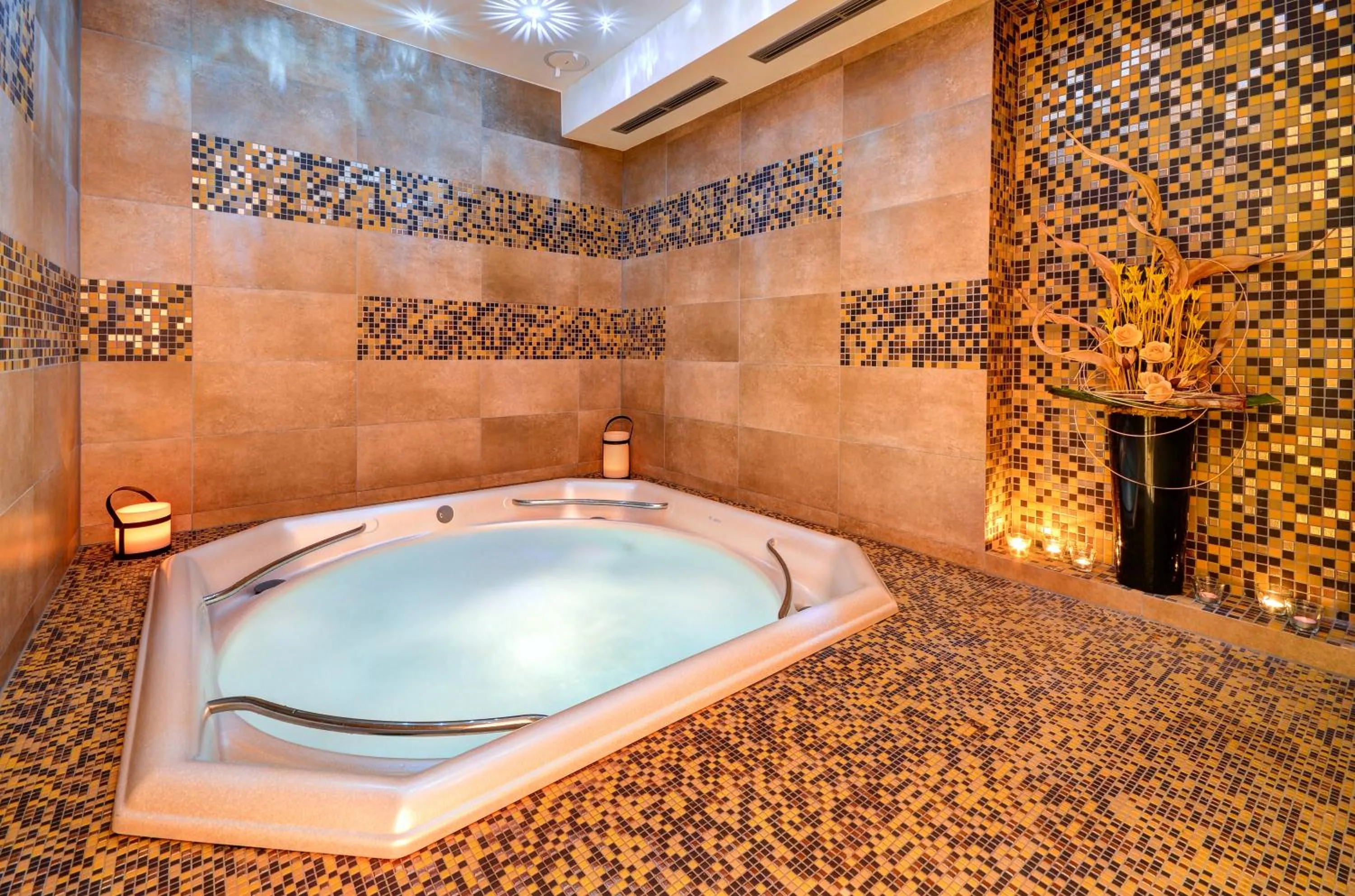 Hot Tub in Hotel Helios