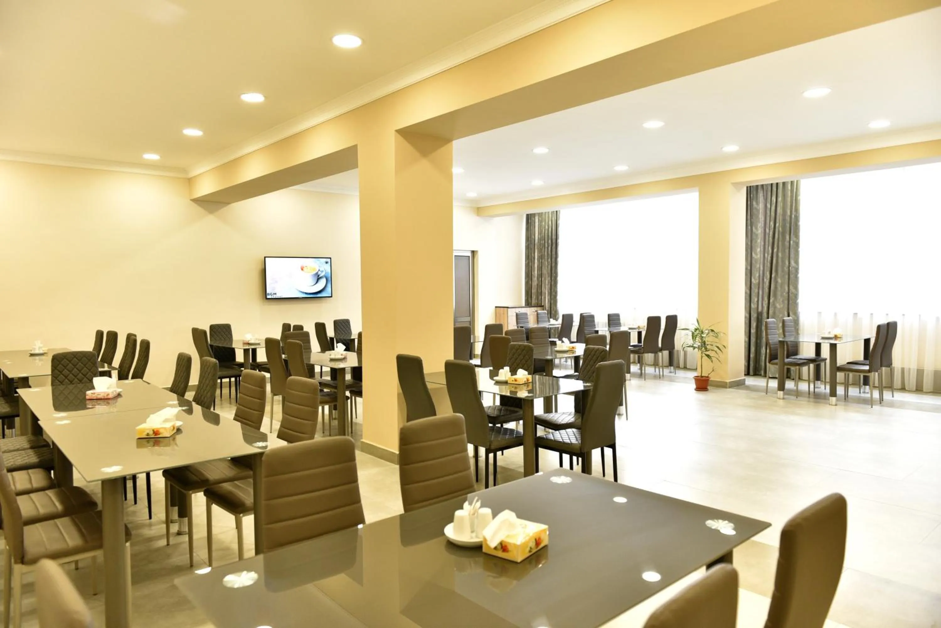 Restaurant/places to eat in GreenWood Hotel