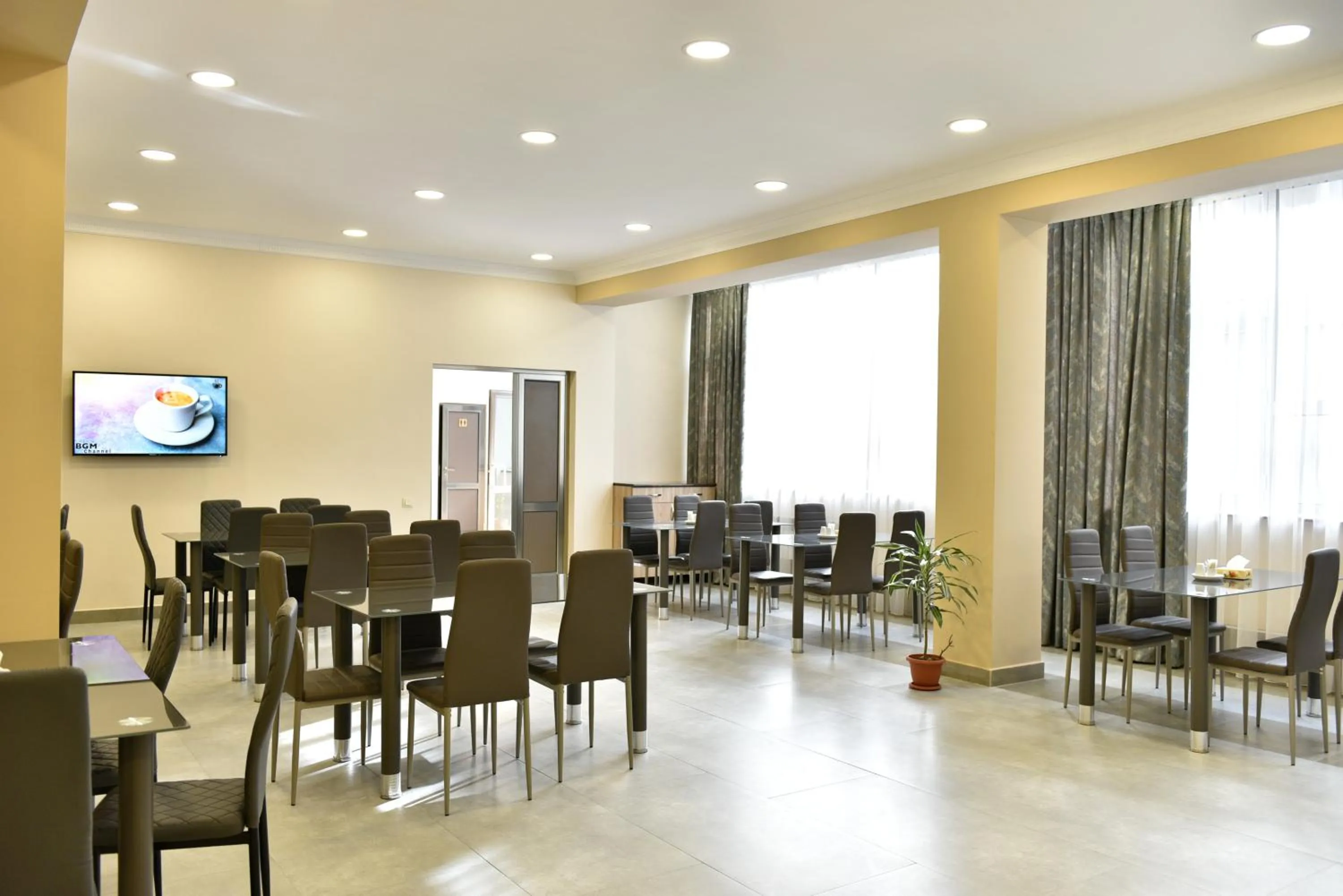 Restaurant/places to eat in GreenWood Hotel