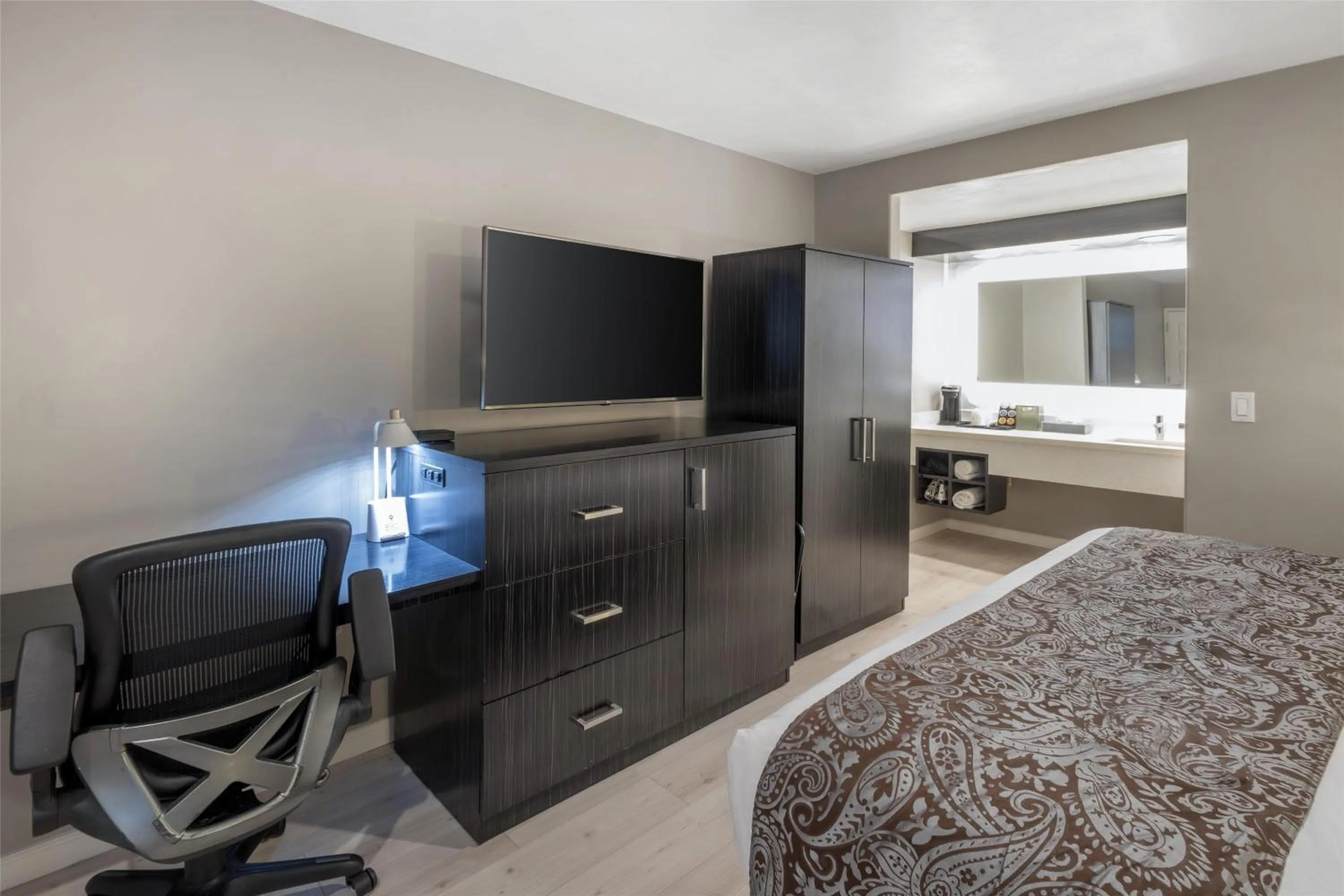 Bedroom, Bed in SureStay Plus by Best Western Santa Clara Silicon Valley