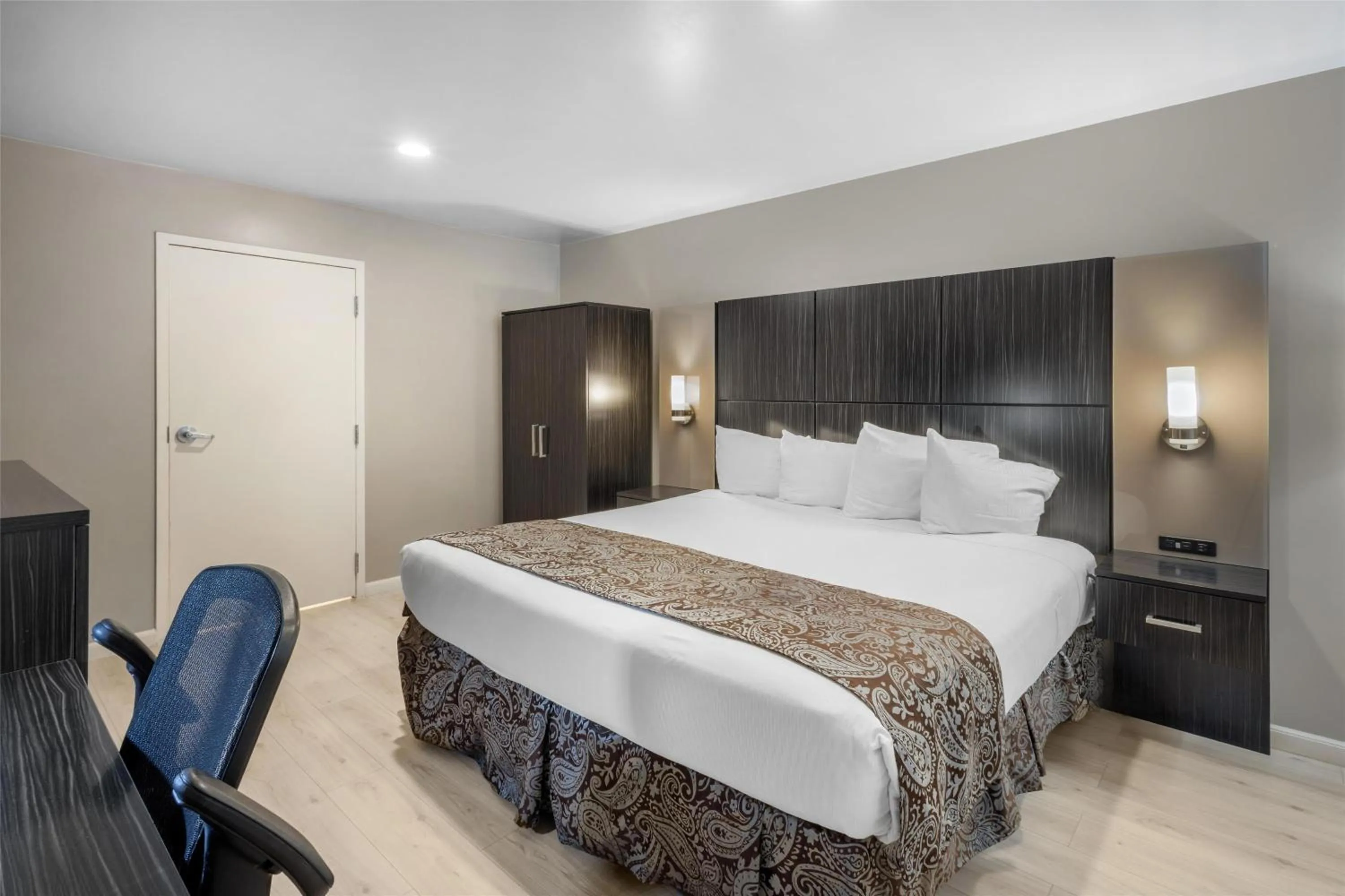 Bedroom, Bed in SureStay Plus by Best Western Santa Clara Silicon Valley