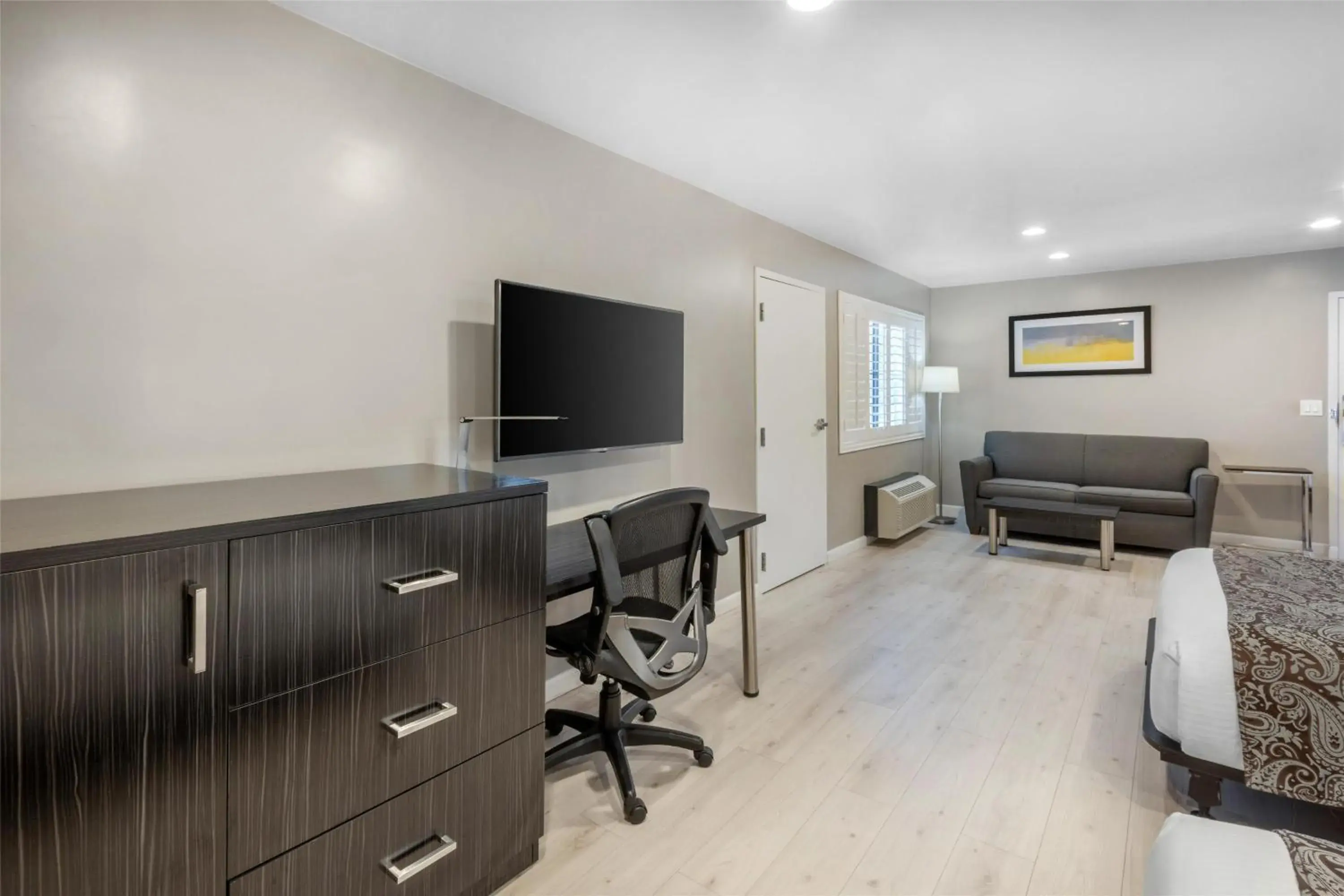 Accessible Queen Room with Communication Assistance in SureStay Plus by Best Western Santa Clara Silicon Valley Accessible Queen Room with Communication Assistance in SureStay Plus by Best Western Santa Clara Silicon Valley