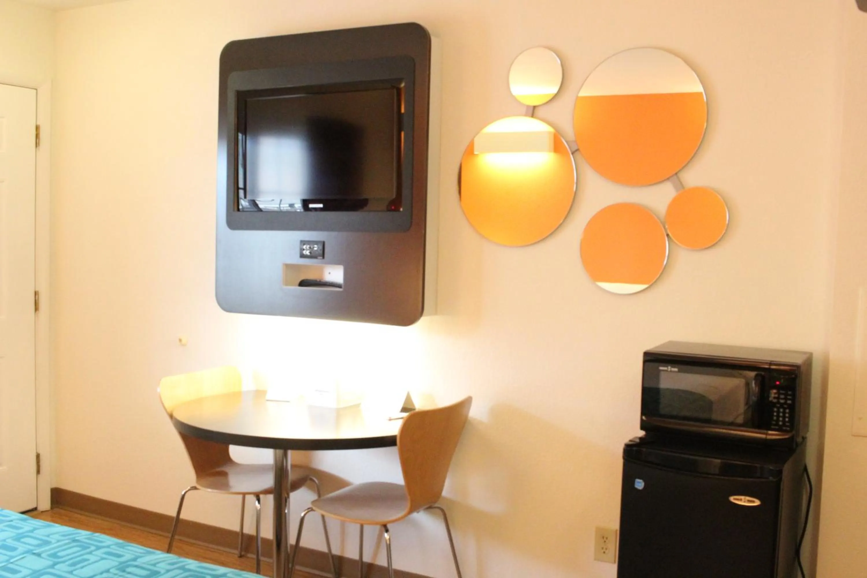 TV and multimedia in Howard Johnson by Wyndham Lake George