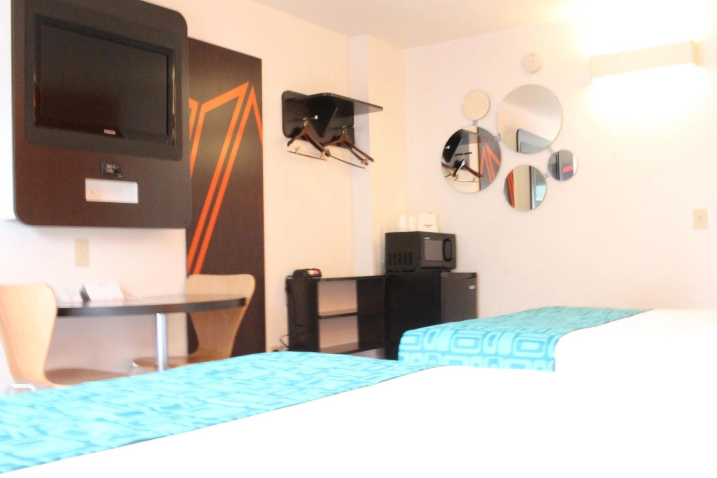 Photo of the whole room, Bed in Howard Johnson by Wyndham Lake George