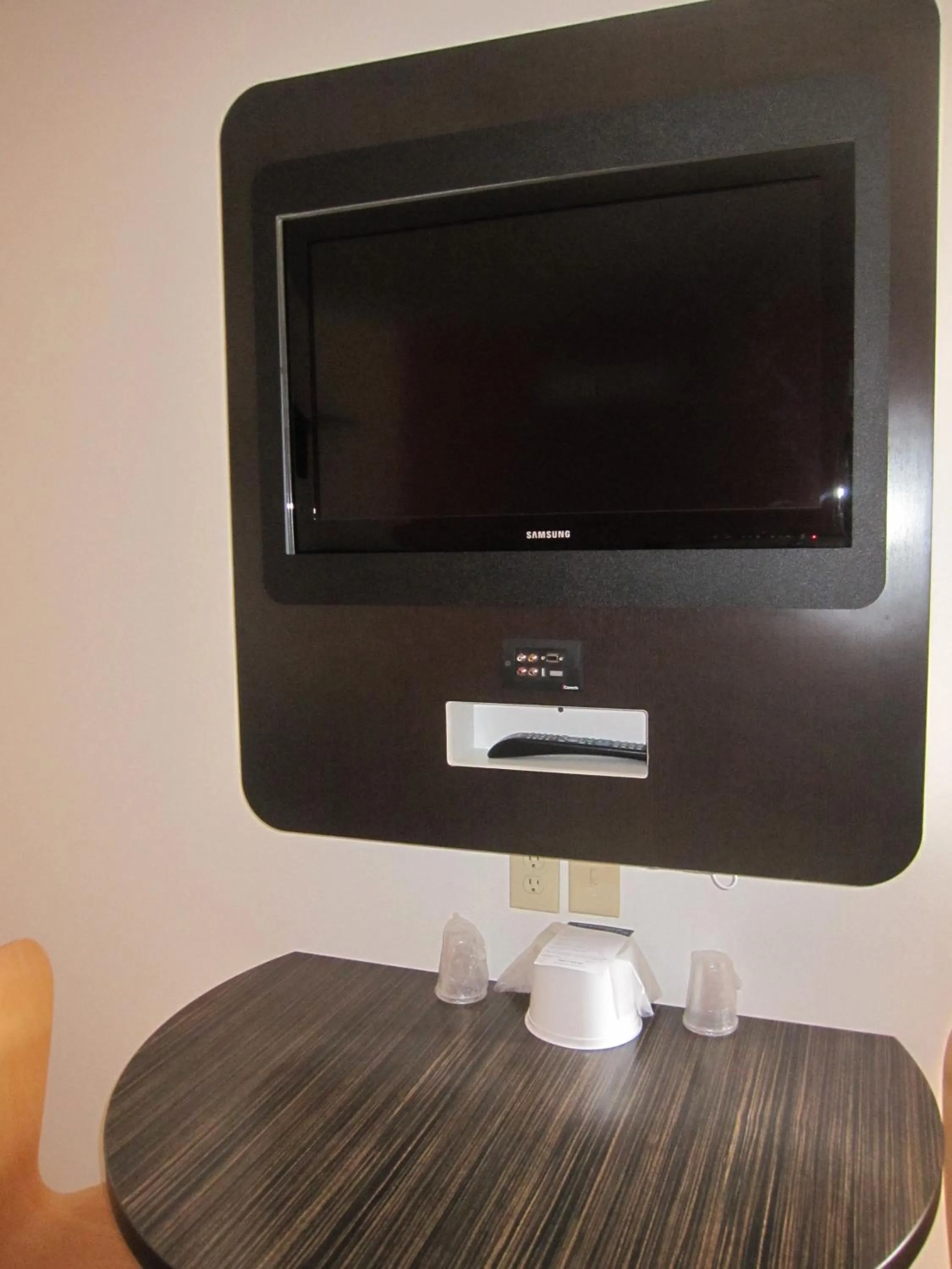 TV and multimedia in Howard Johnson by Wyndham Lake George