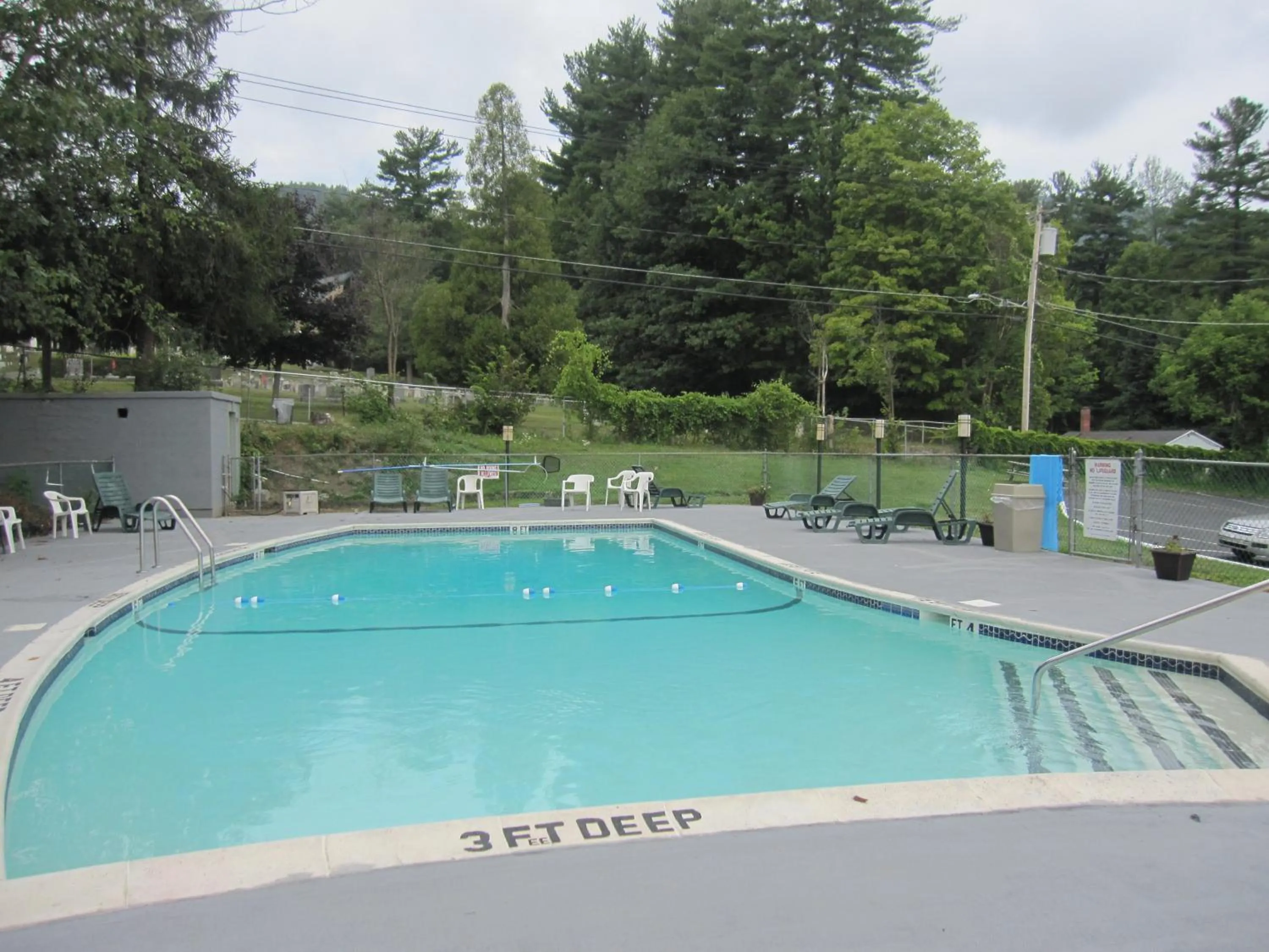 Swimming pool in Howard Johnson by Wyndham Lake George