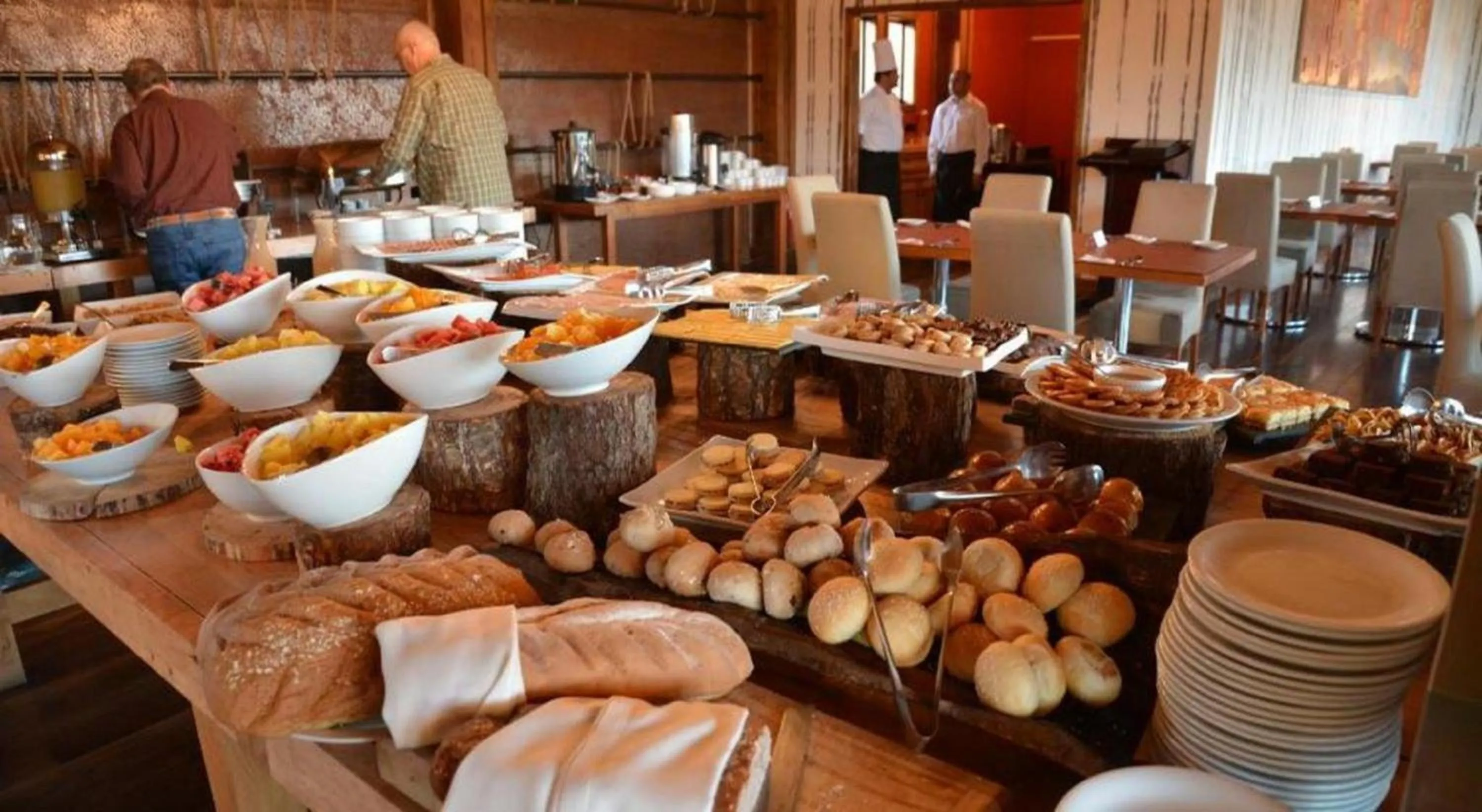 Buffet breakfast in Río Serrano Hotel + Spa