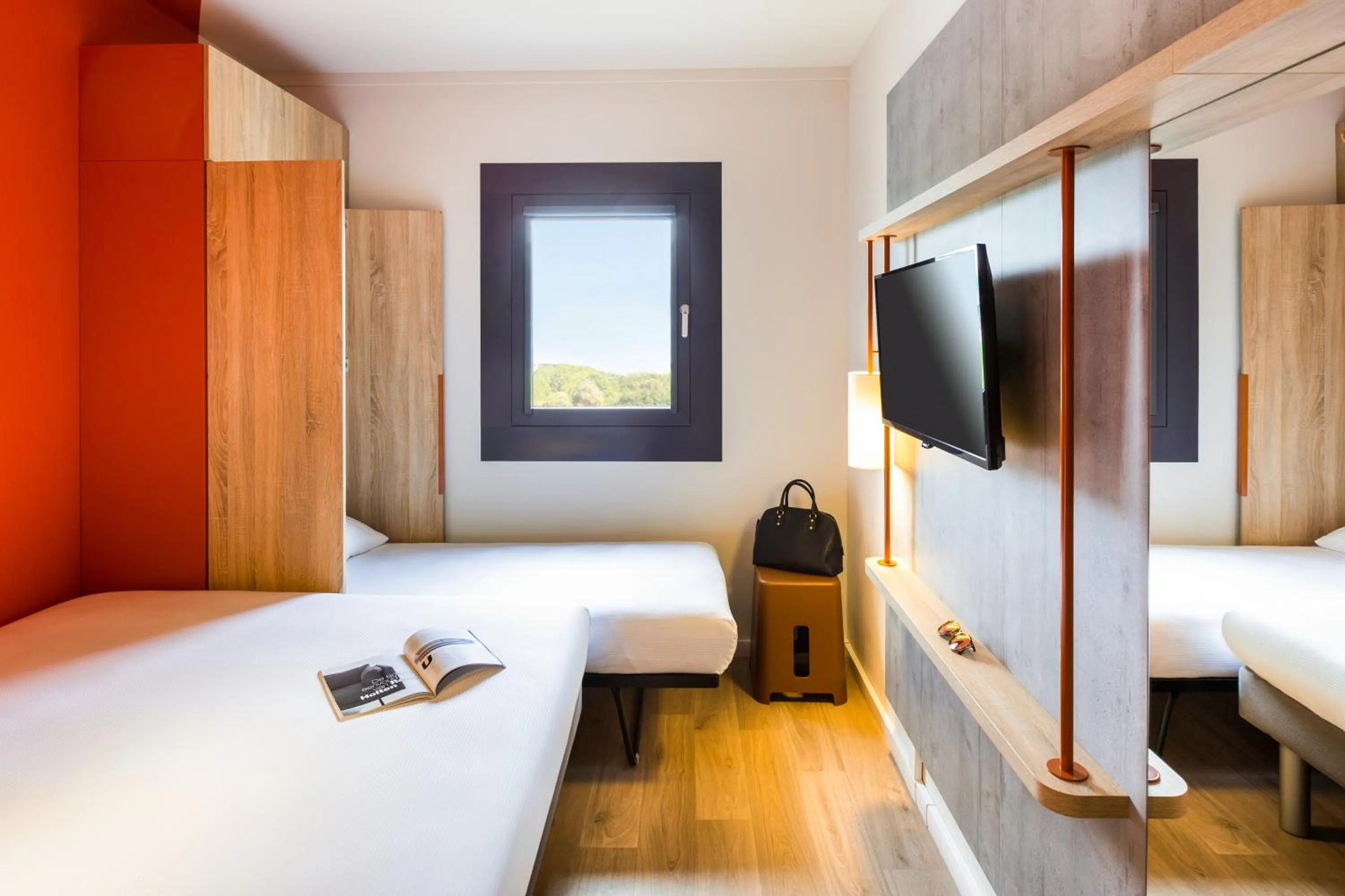 Photo of the whole room, Bed in ibis budget Geneve Saint Genis Pouilly