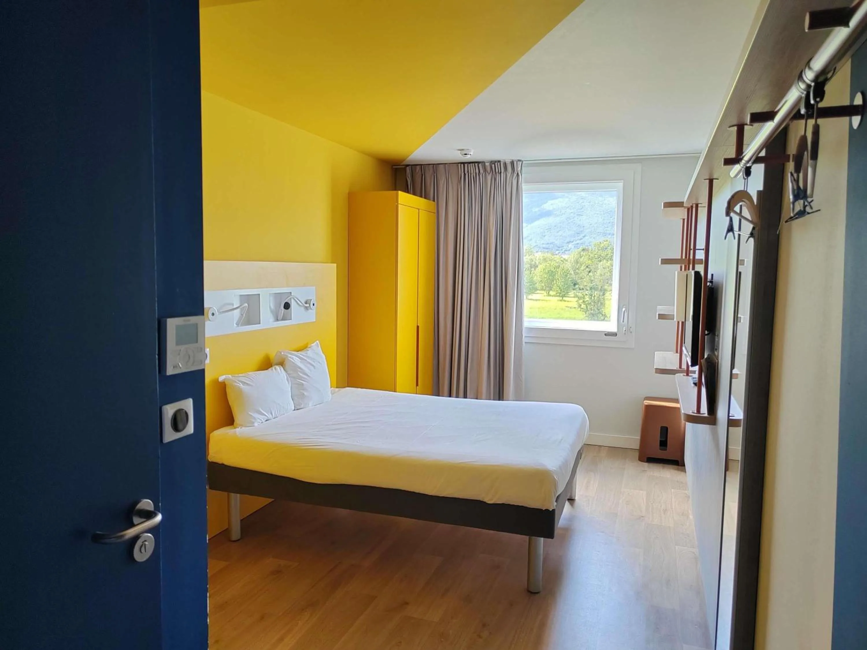 Bedroom, Bed in ibis budget Geneve Saint Genis Pouilly