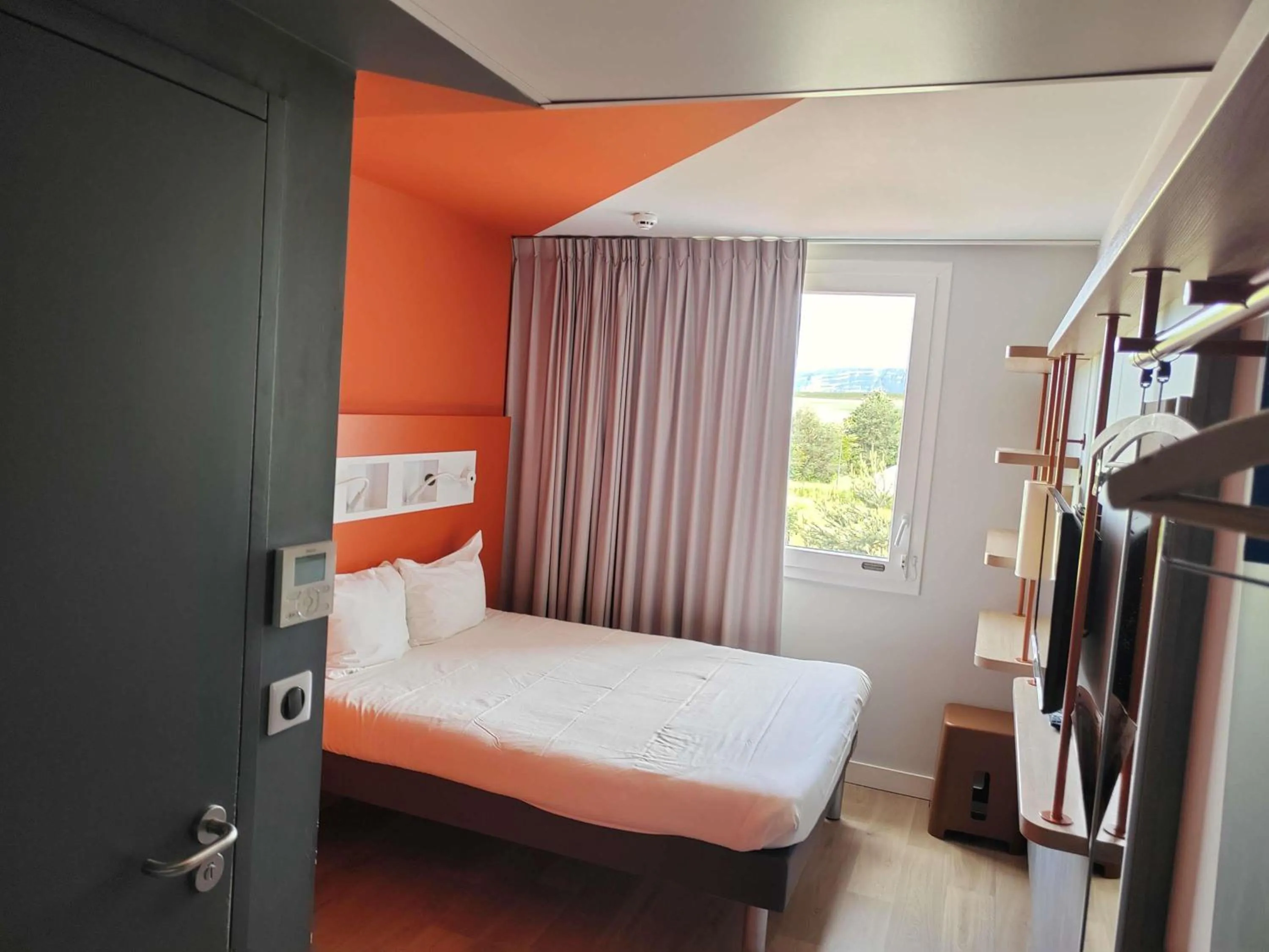 Bedroom, Bed in ibis budget Geneve Saint Genis Pouilly
