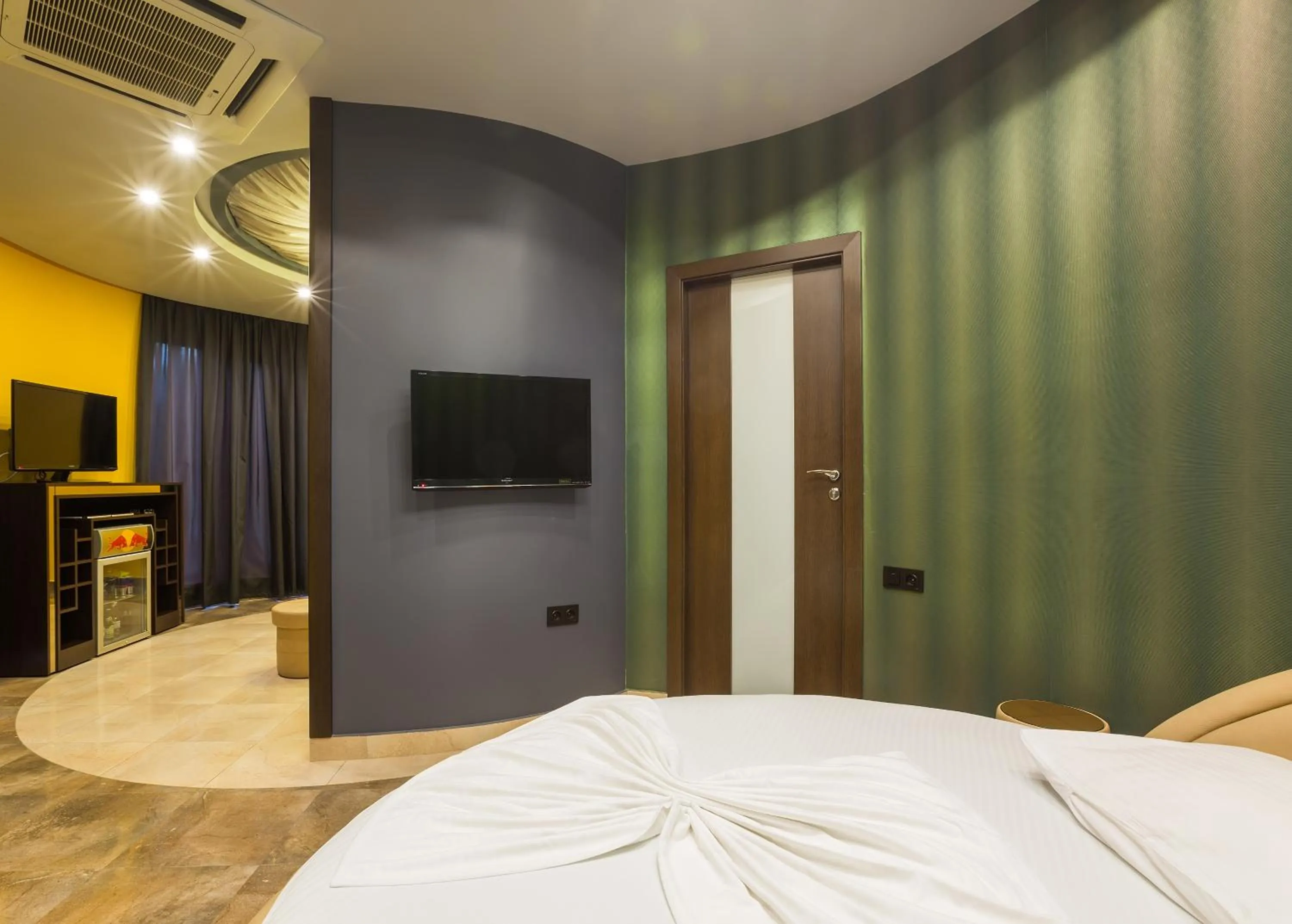 Seating area, Bed in Green Palace Hotel