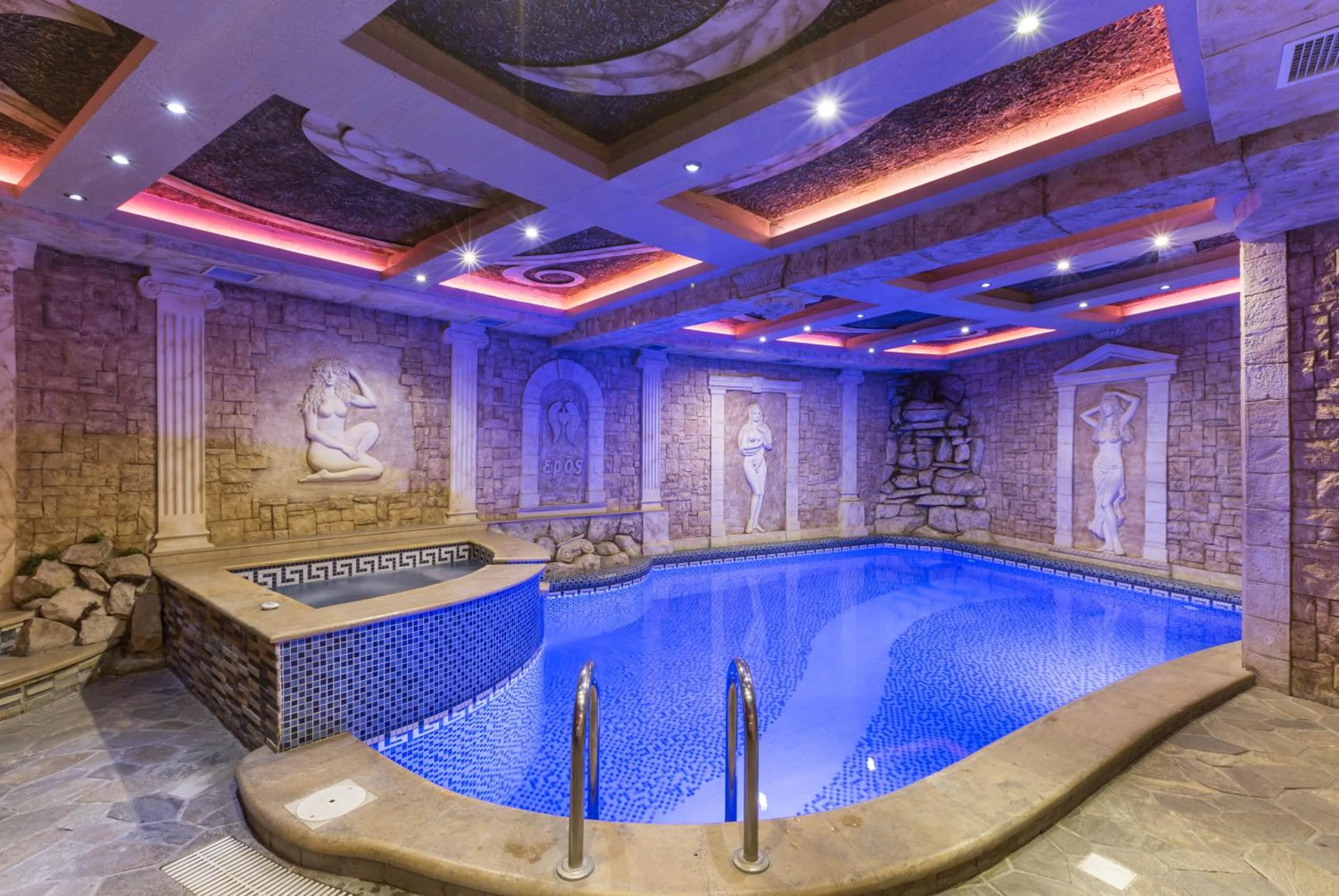 Swimming pool in Green Palace Hotel