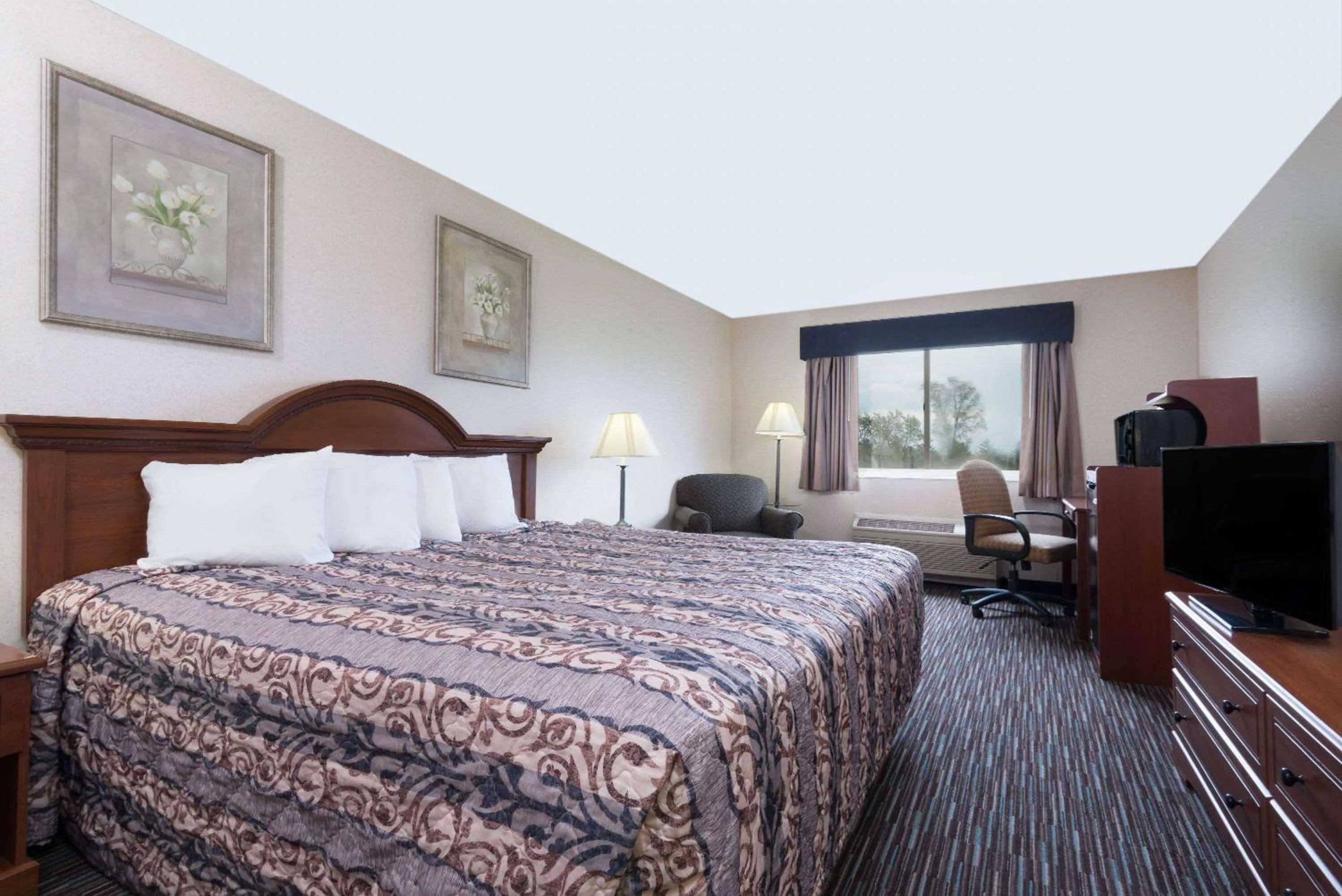 Photo of the whole room, Bed in Baymont by Wyndham Columbus/Rickenbacker