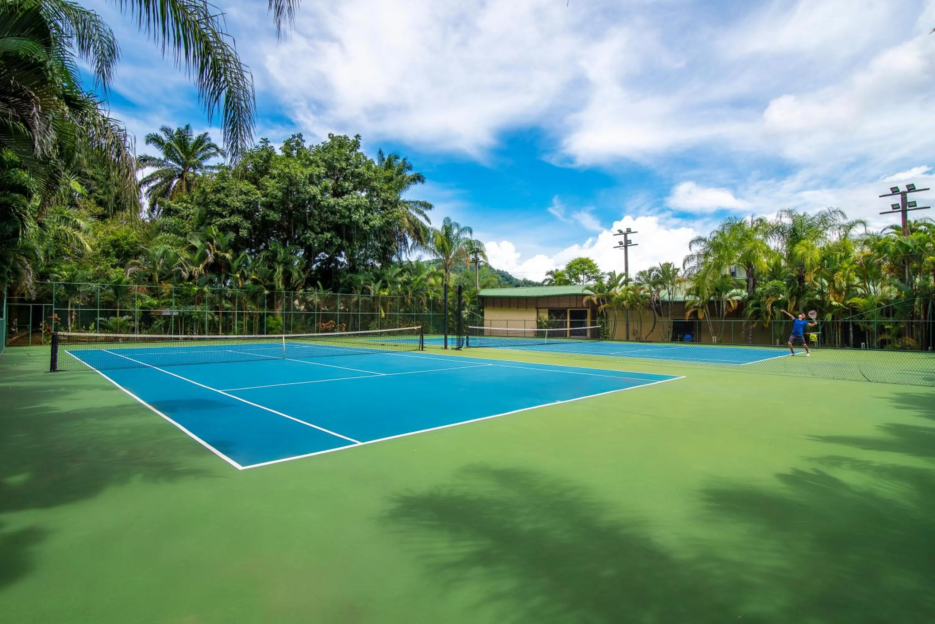 Tennis court in Hotel Casa Roland Golfito Resort
