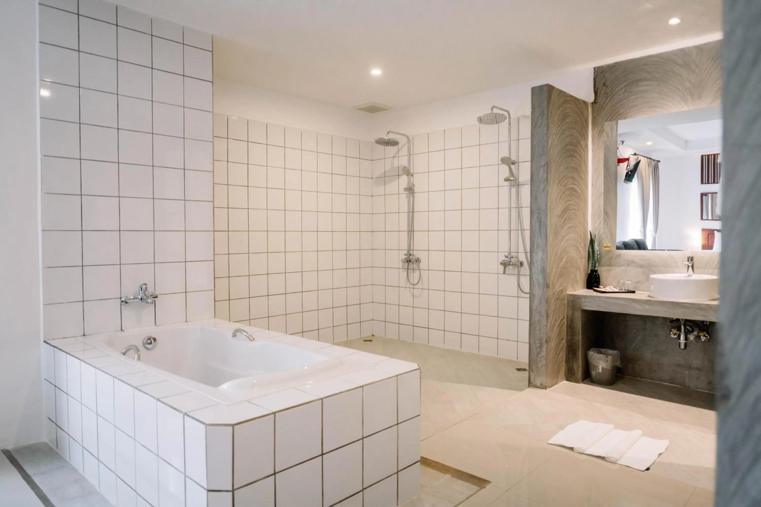 Bath in S 2 Modern Boutique Hotel