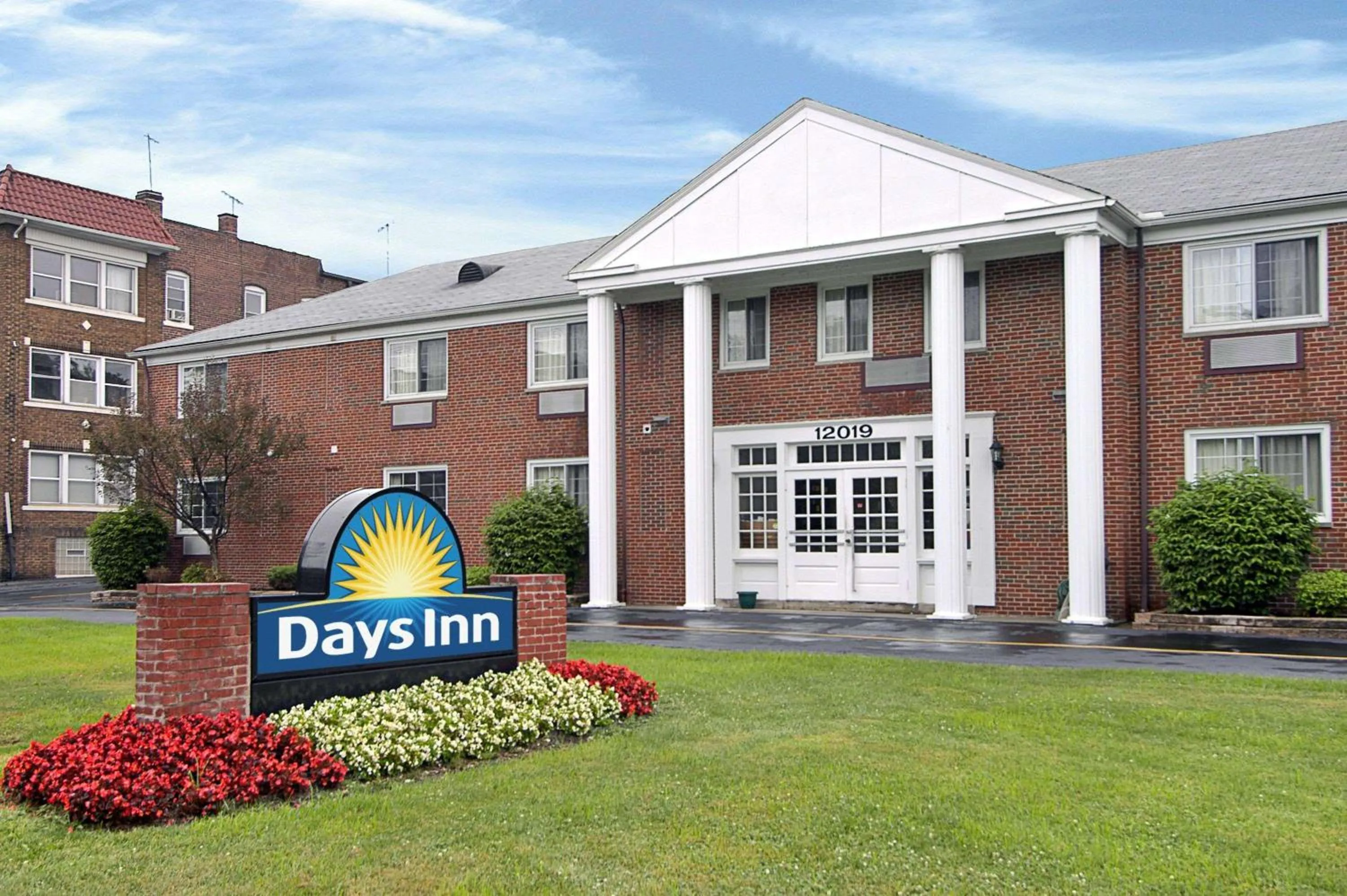Property building in Days Inn by Wyndham Cleveland Lakewood