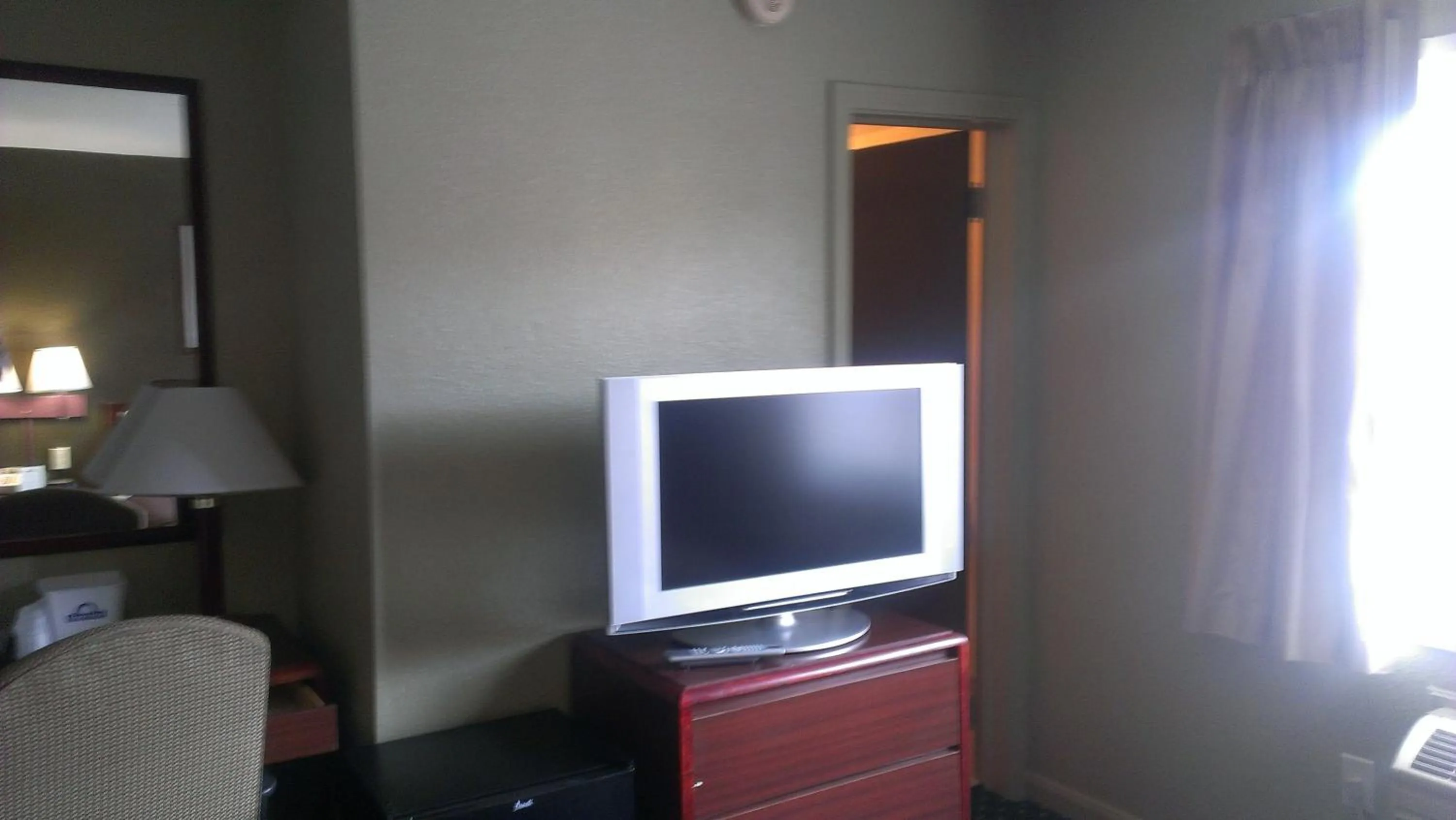 TV and multimedia in Days Inn by Wyndham Cleveland Lakewood
