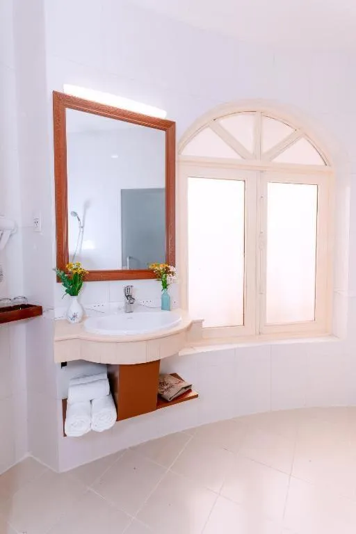 DAHLIALAND SAIGON HOTEL & SWIMMING PooL