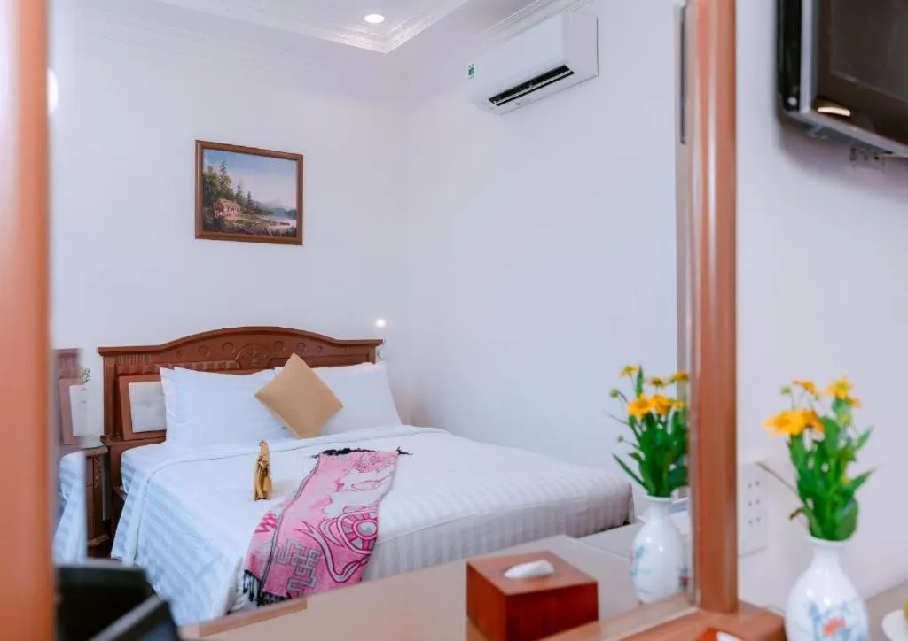 Bed in DAHLIALAND SAIGON HOTEL & SWIMMING PooL